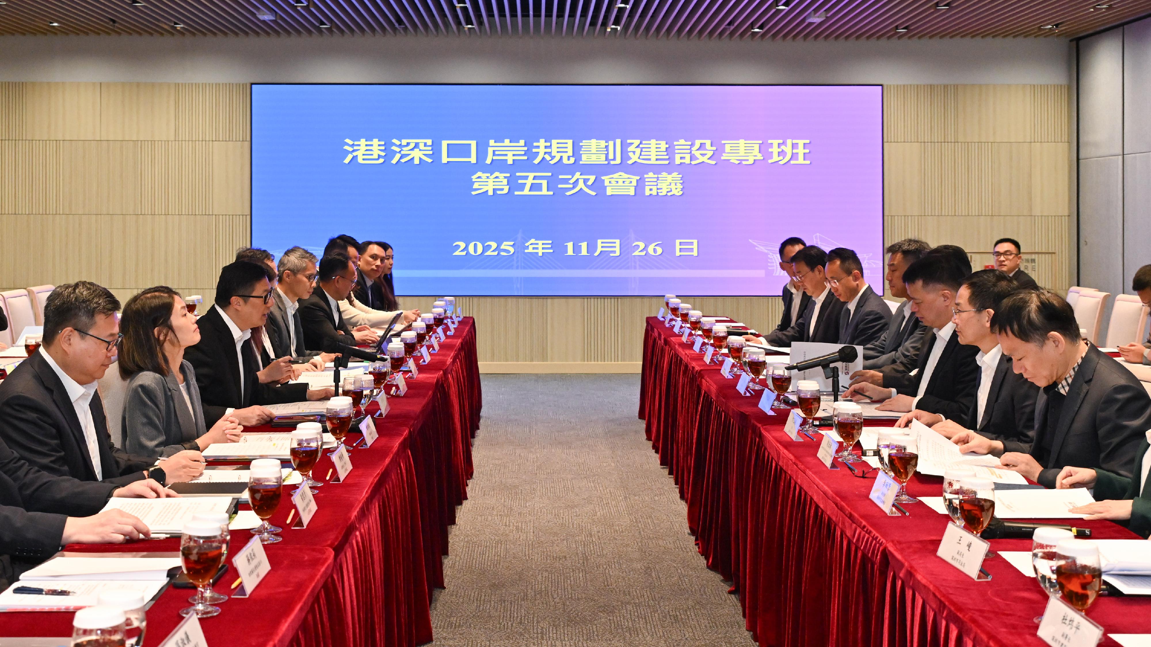 The Secretary for Security, Mr Tang Ping-keung (third left), and Vice Mayor of the Shenzhen Municipal People's Government Mr Luo Huanghao (third right) co-chaired a task force meeting on the collaboration for the planning and development of Hong Kong-Shenzhen control points in Hong Kong today (November 26) to continue taking forward relevant work in the planning and development of boundary control points.