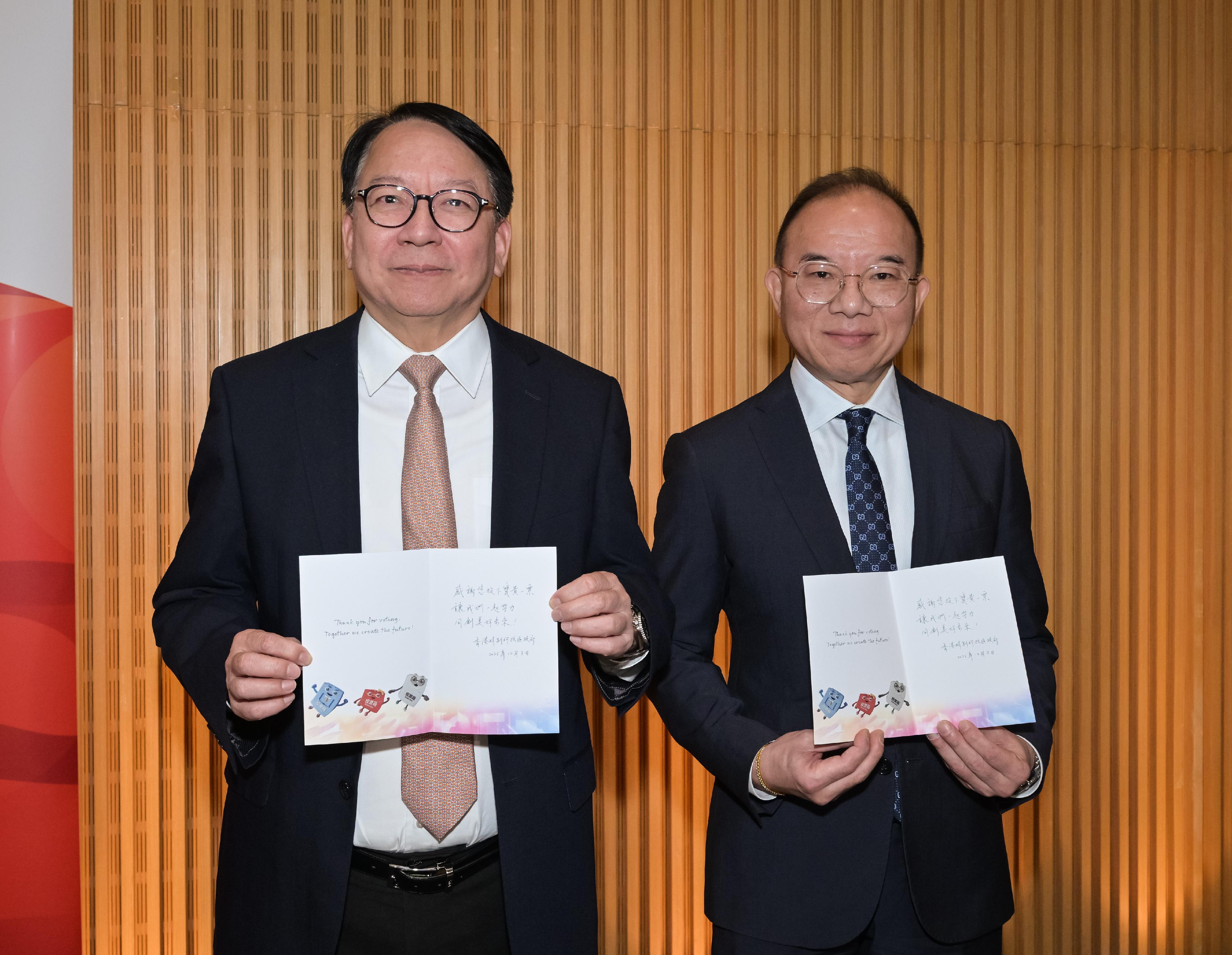 政務司司長陳國基(左)今日(十一月二十六日)在政制及內地事務局局長曾國衞(右)陪同下,就二○二五年立法會換屆選舉期間向選民派發心意謝卡會見傳媒。