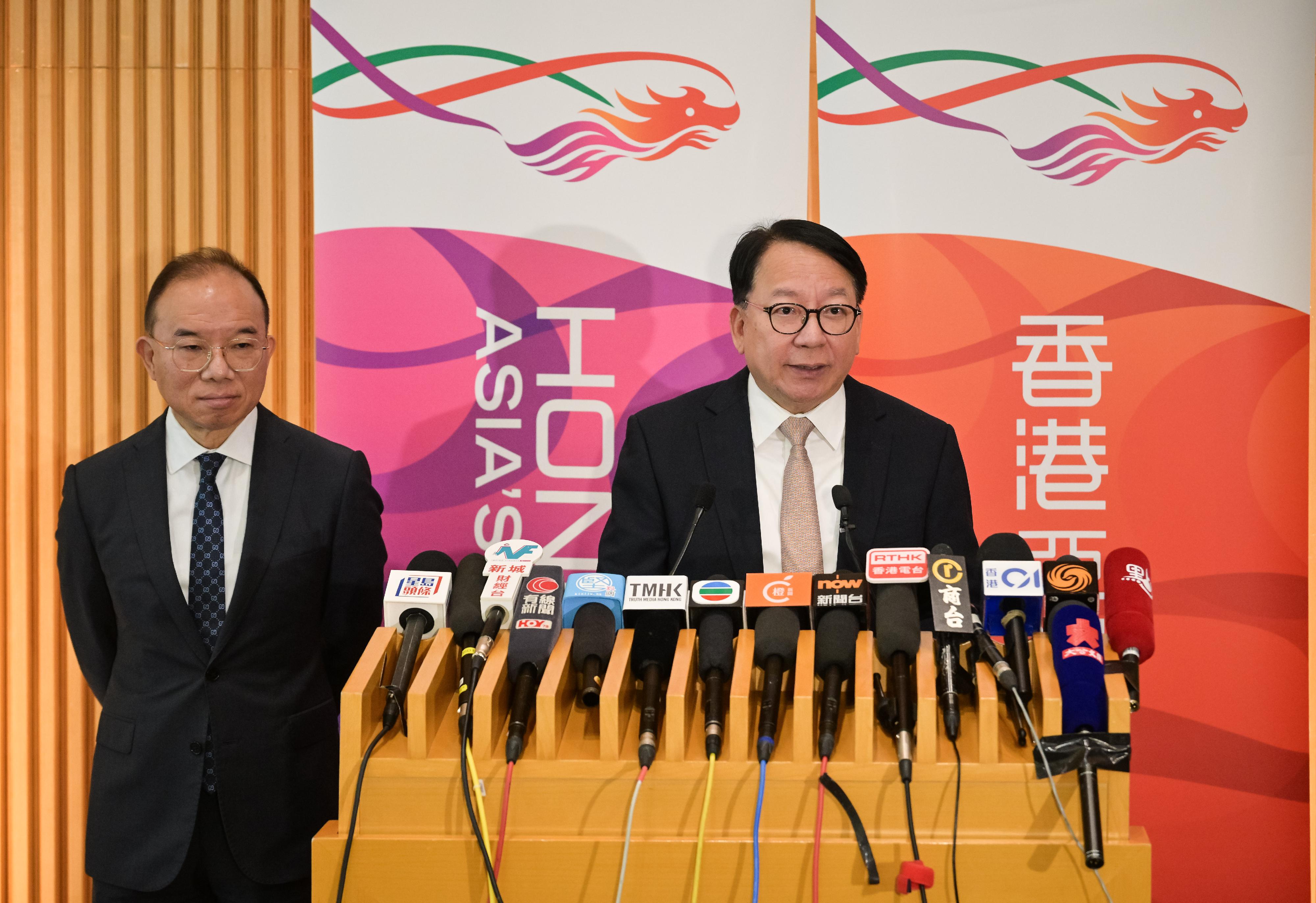 政務司司長陳國基(右)今日(十一月二十六日)在政制及內地事務局局長曾國衞(左)陪同下,就二○二五年立法會換屆選舉期間向選民派發心意謝卡會見傳媒。