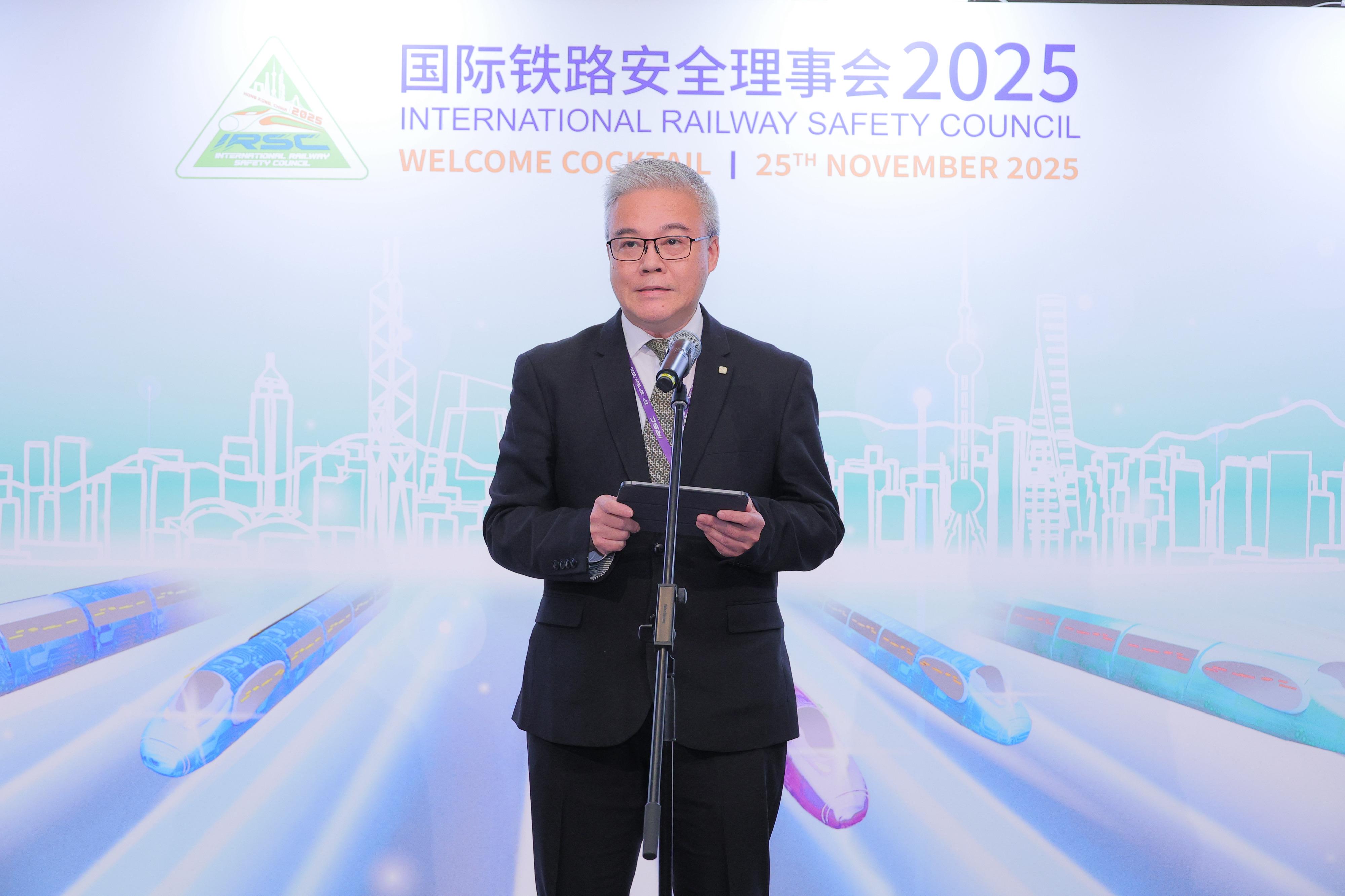 The 35th International Railway Safety Council Annual Conference commenced in Hong Kong today (November 26). Photo shows the Director of Electrical and Mechanical Services, Mr Raymond Poon, delivering a speech at the welcome reception of the conference yesterday (November 25).