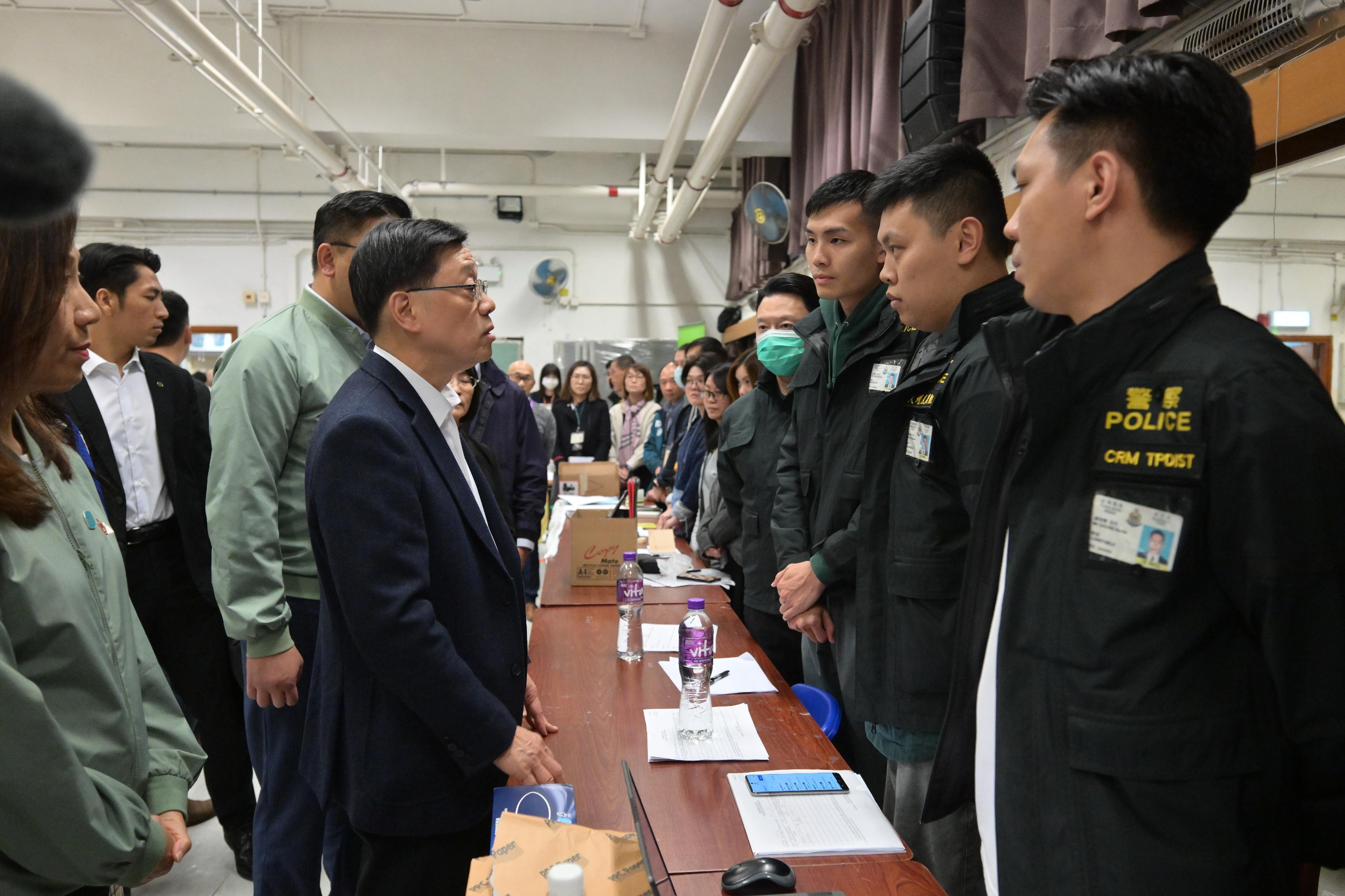 行政長官李家超今日(十一月二十六日)前往臨時庇護中心探望大埔宏福苑五級火警受影響居民。圖示李家超(前排左二)視察中心內的跨部門援助站。