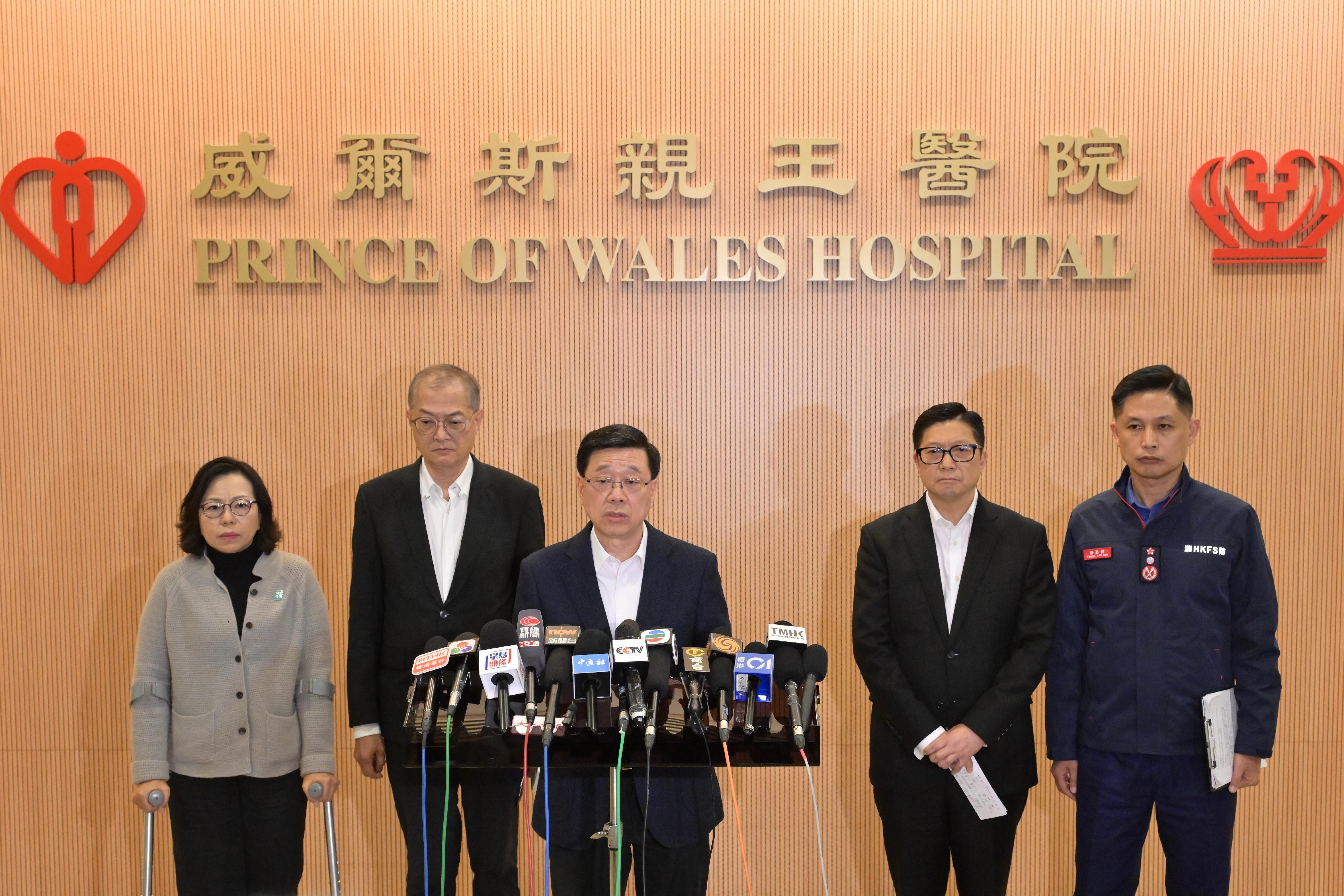 行政長官李家超(中)前往威爾斯親王醫院探望大埔宏福苑五級火警傷者後,十一月二十七日凌晨聯同保安局局長鄧炳強(右二)、醫務衞生局局長盧寵茂教授(左二)、民政及青年事務局局長麥美娟(左一)和消防處處長楊恩健(右一)會見傳媒。