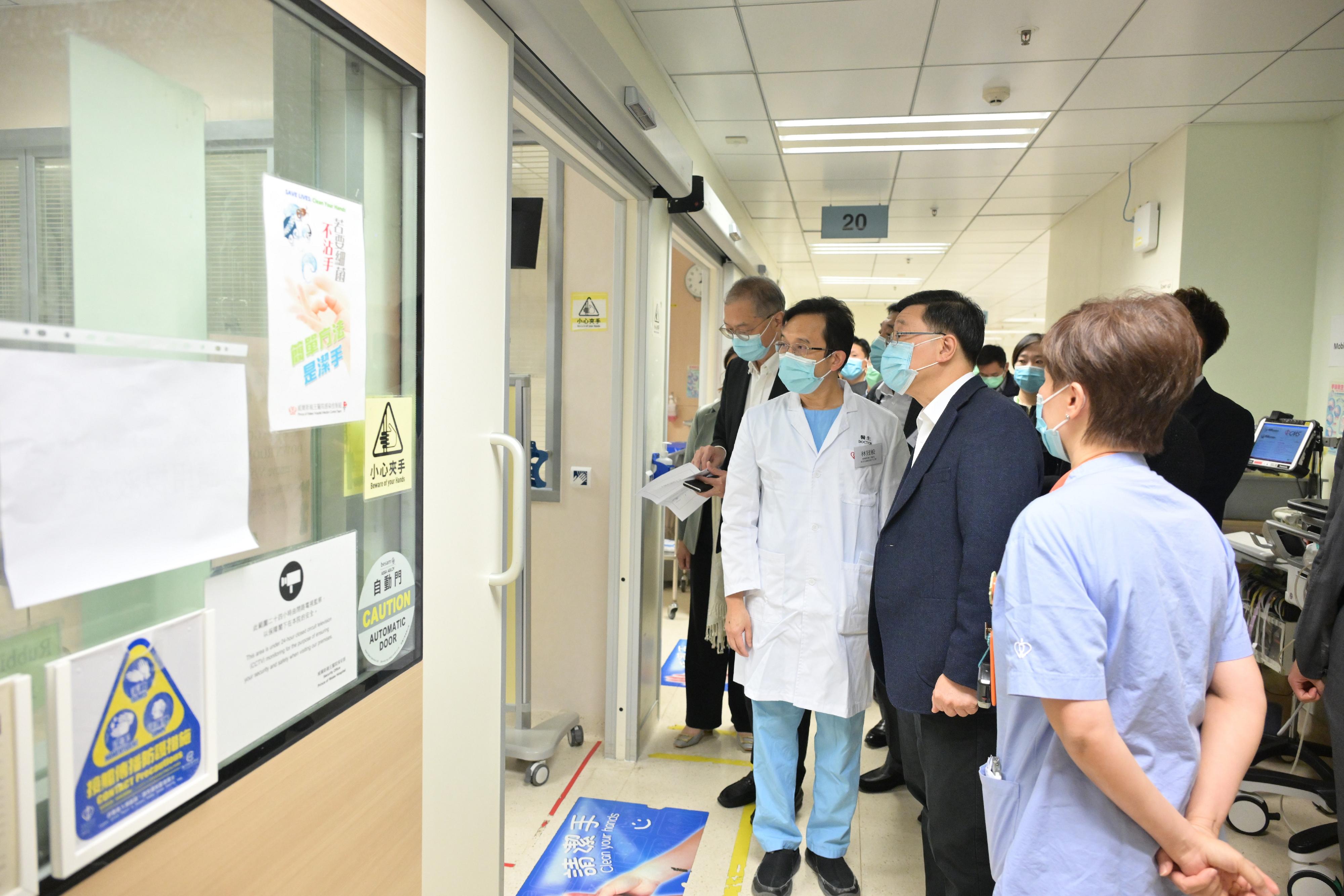 行政長官李家超(右二)十一月二十六日晚上前往威爾斯親王醫院探望大埔宏福苑五級火警傷者。