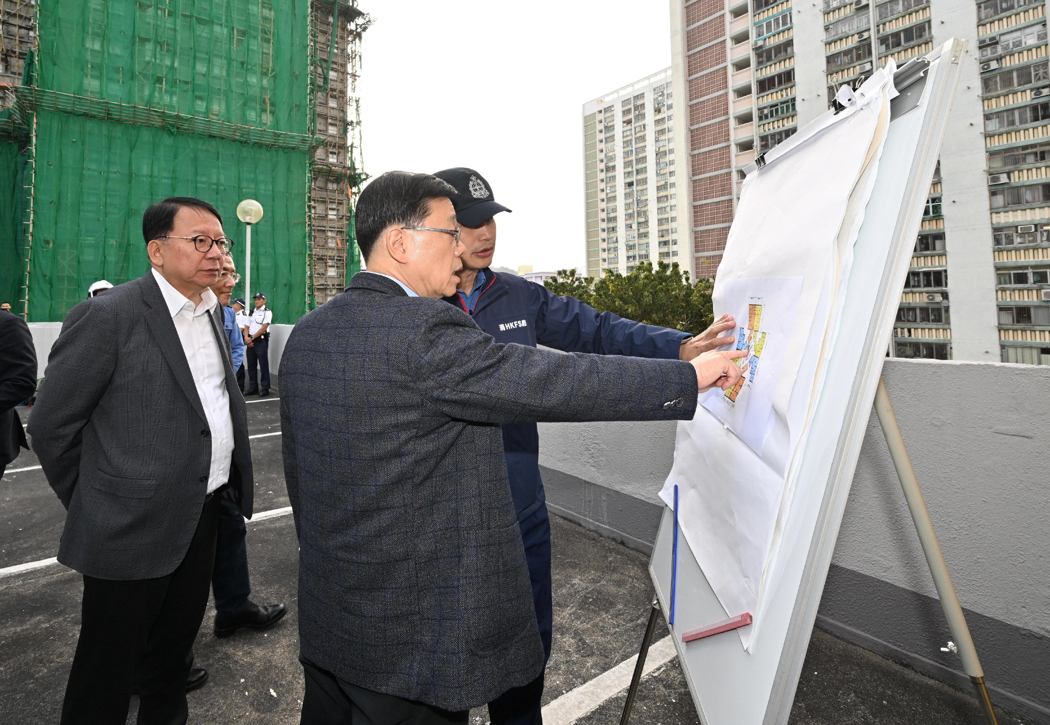 行政長官李家超（中）今日（十一月二十七日）下午到大埔宏福苑視察火警現場。政務司司長陳國基（左一）亦有出席。