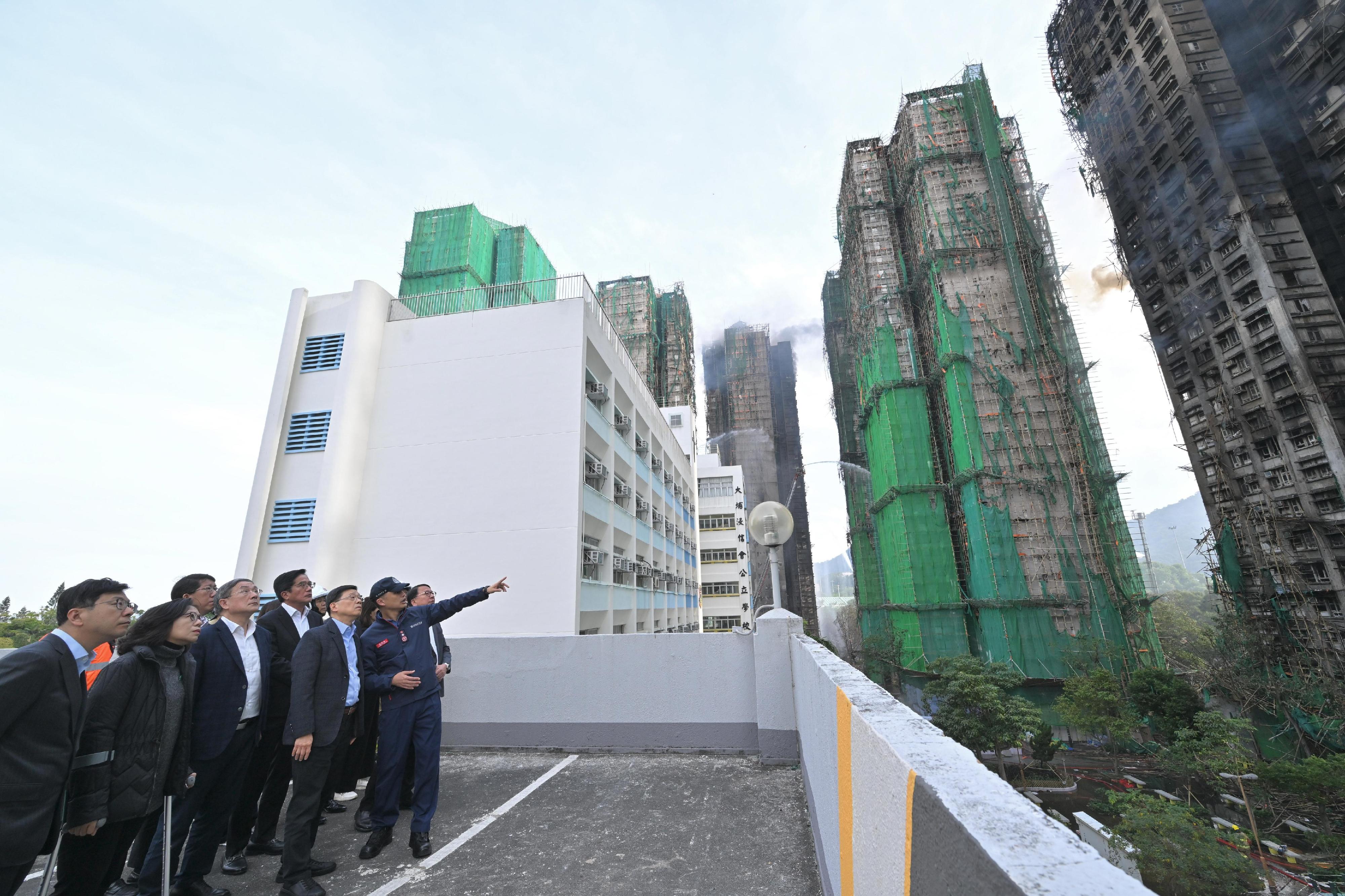 行政長官李家超（前排右三）今日（十一月二十七日）下午到大埔宏福苑視察火警現場。