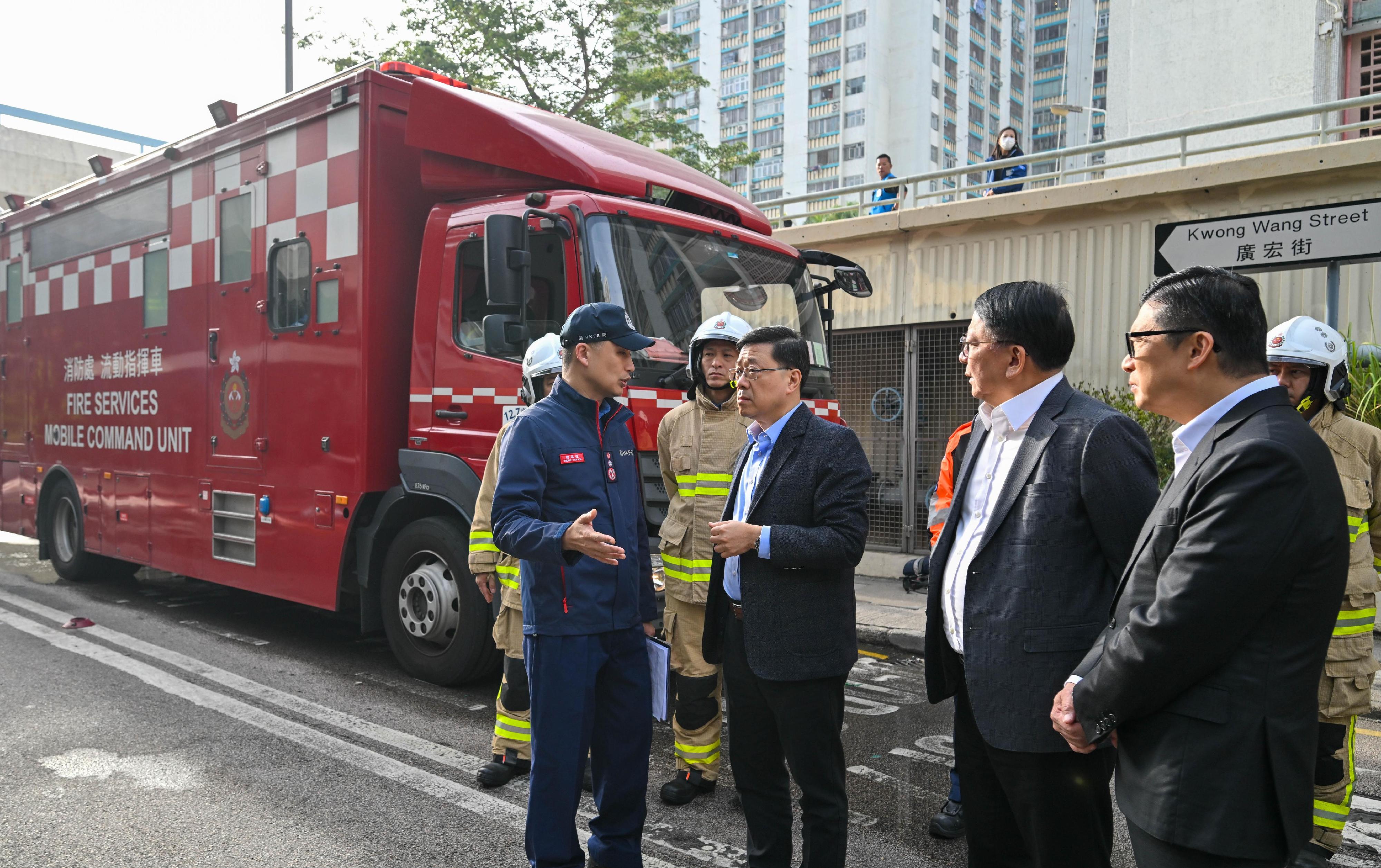 行政長官李家超（左二）今日（十一月二十七日）下午到大埔宏福苑視察火警現場。政務司司長陳國基（右二）和保安局局長鄧炳強（右一）亦有出席。