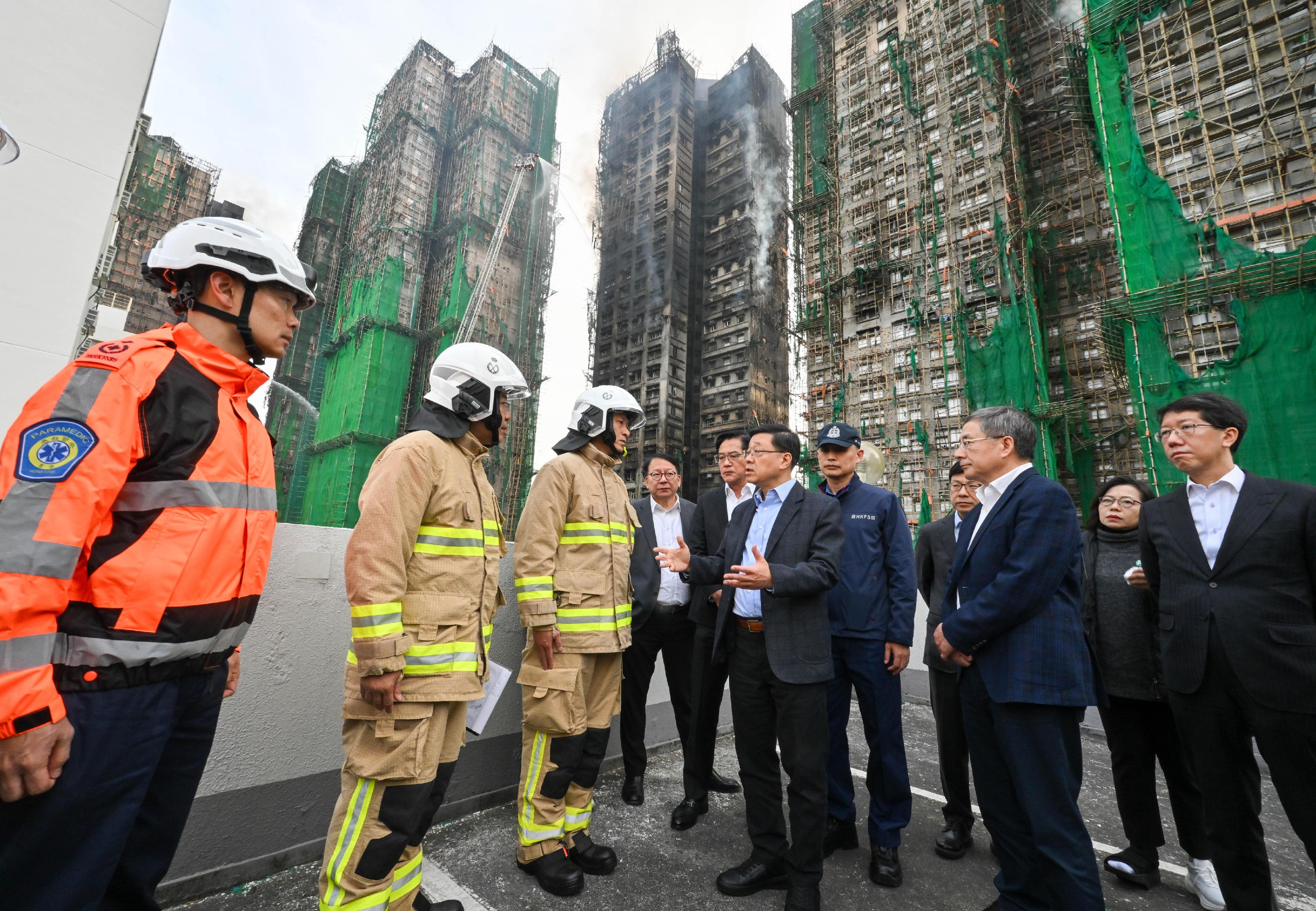 The Chief Executive, Mr John Lee (front row, second right), went to Wang Fuk Court in Tai Po this afternoon (November 27) to inspect the fire scene. The Chief Secretary for Administration, Mr Chan Kwok-ki (fourth left) also attended.