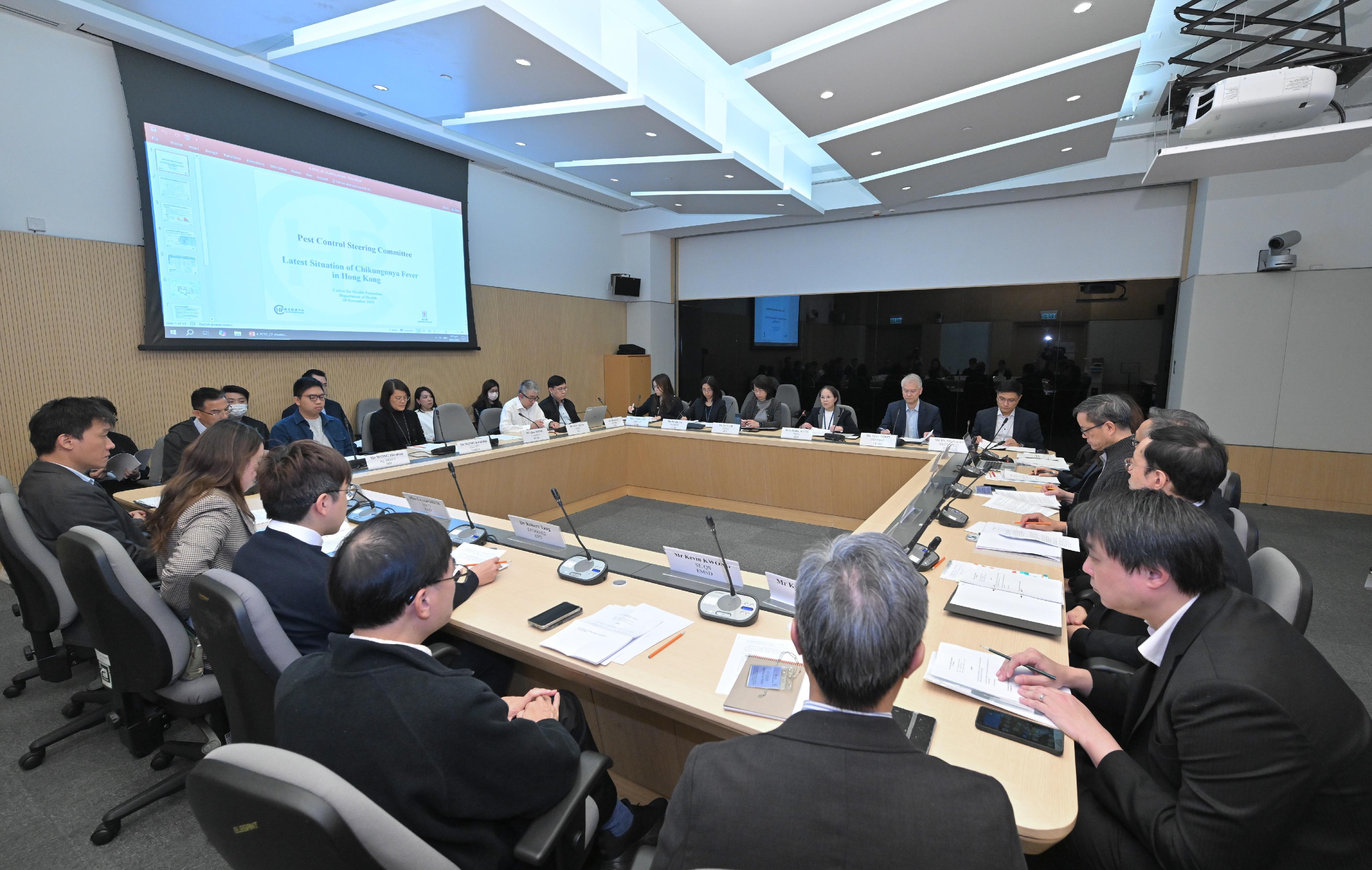 The interdepartmental Pest Control Steering Committee (PCSC) held its 21st meeting today (November 28) to review the latest situation of chikungunya fever and coping measures. The PCSC also examined measures of departments on rodent prevention and discussed the use of Rodent Absence Rate to help departments implement targeted measures to tackle rodent black spots. The meeting was chaired by the Under Secretary for Environment and Ecology, Miss Diane Wong (third right). Participants of the meeting came from various policy bureaux, government departments and organisations.