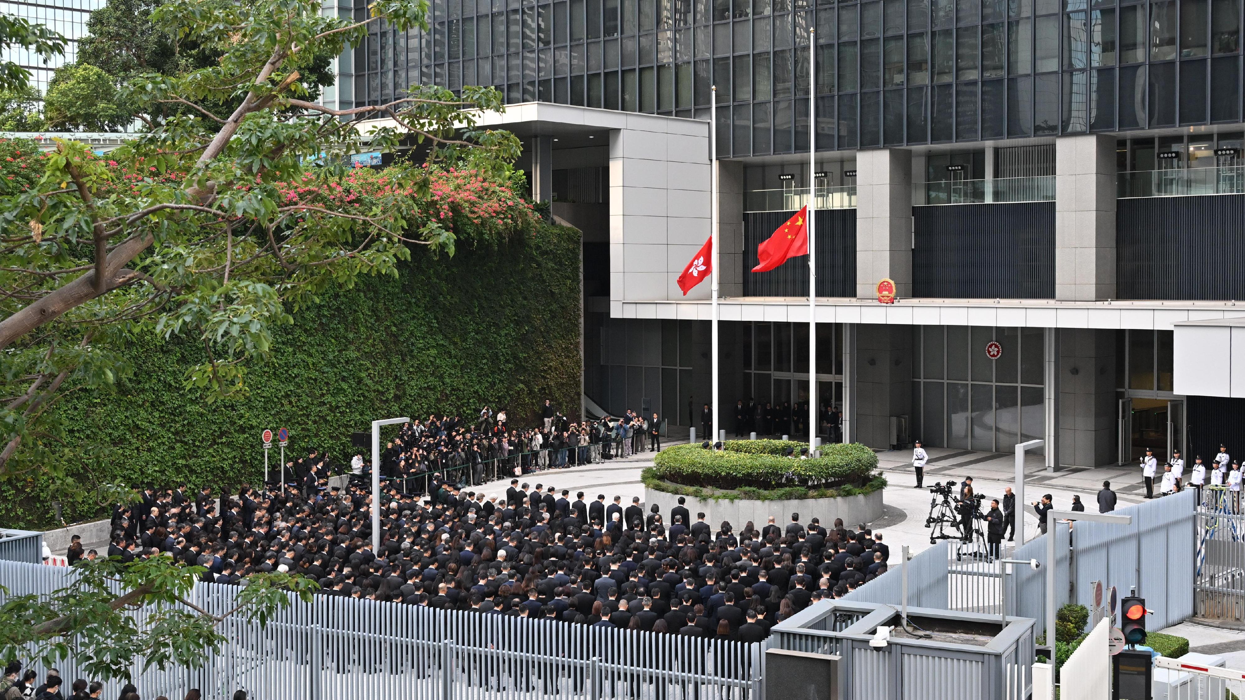 The Chief Executive, Mr John Lee, together with principal officials, Non-official Members of the Executive Council and civil servants, observed a three-minute silence at the forecourt of the East Wing of the Central Government Offices today (November 29), to pay solemn tribute to those who tragically lost their lives in the fire at Wang Fuk Court in Tai Po.