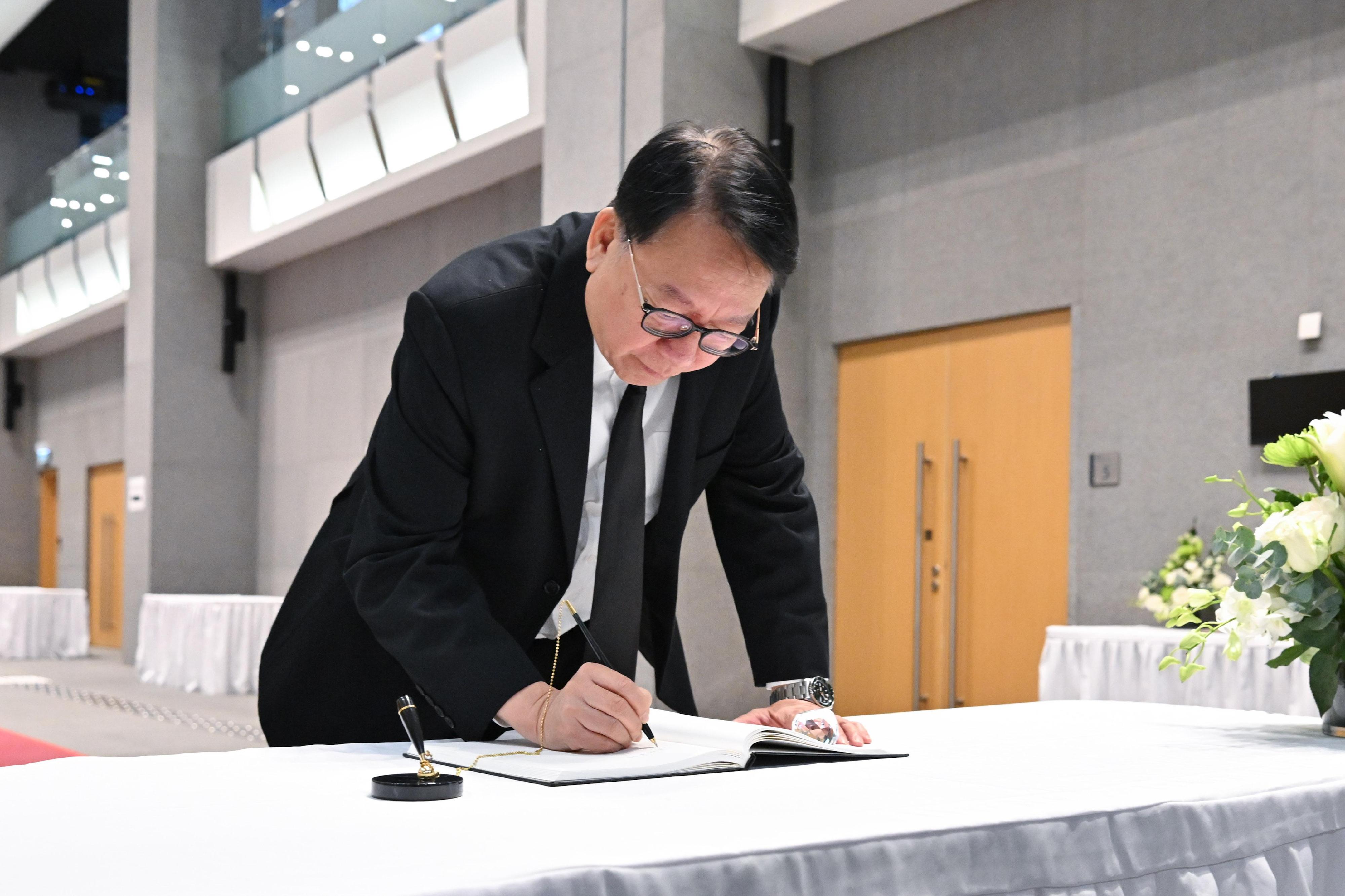 The Chief Secretary for Administration, Mr Chan Kwok-ki, signed the condolence book for the victims of the fire at Wang Fuk Court in Tai Po at the Central Government Offices in Tamar today (November 29) to pay tribute to the victims.