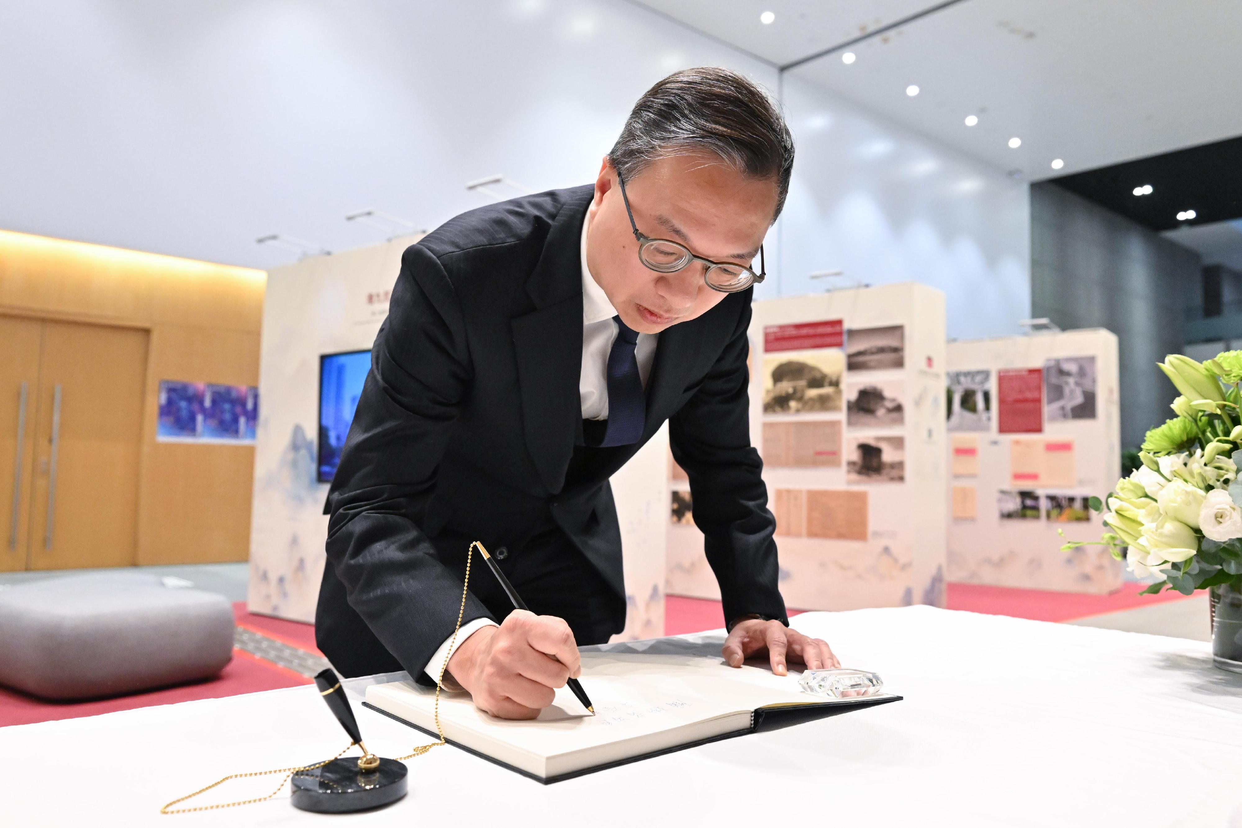 The Secretary for Justice, Mr Paul Lam, SC, signed the condolence book for the victims of the fire at Wang Fuk Court in Tai Po at the Central Government Offices in Tamar today (November 29) to pay tribute to the victims.
