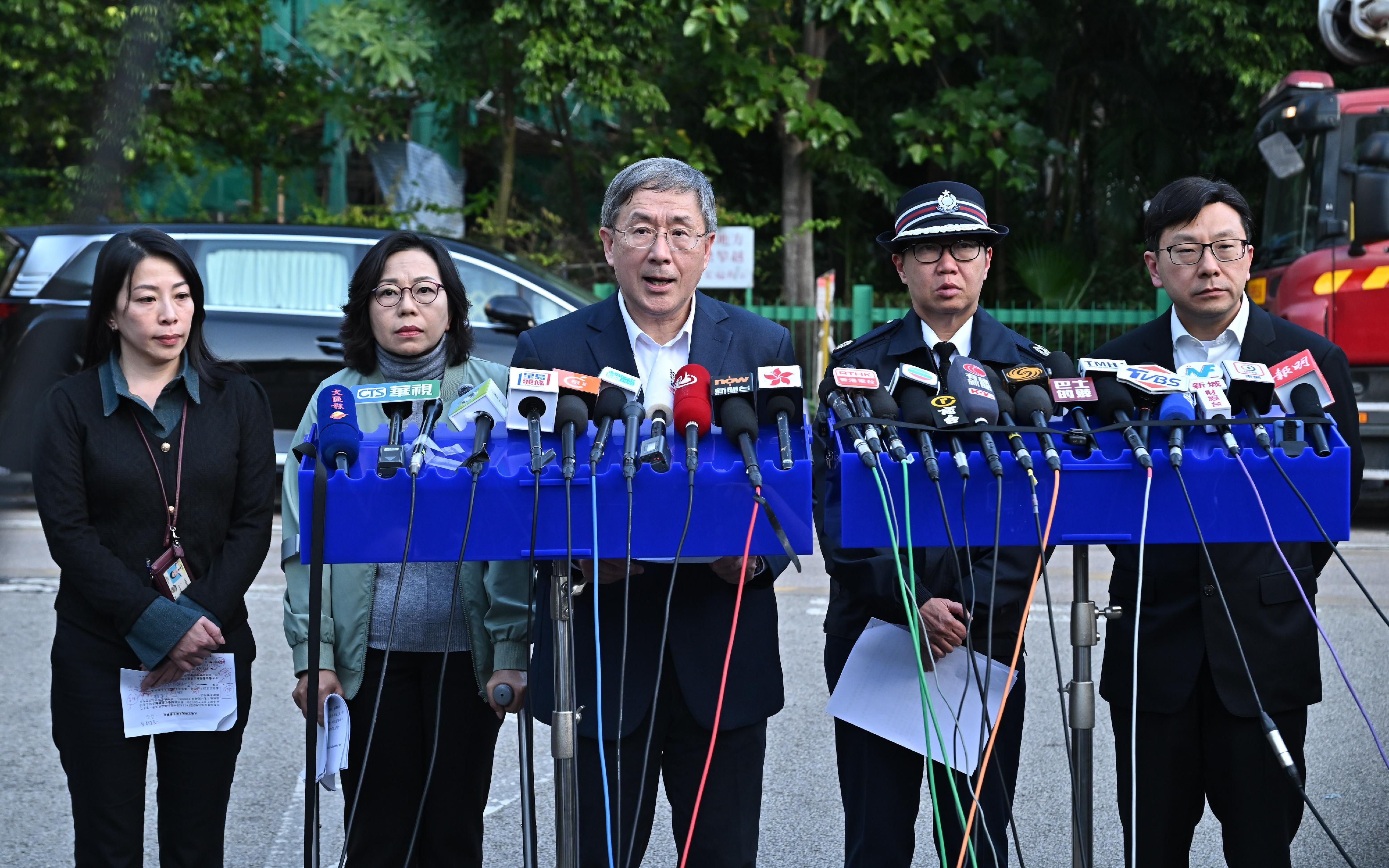 政務司副司長卓永興（中）今日（十一月二十九日）與民政及青年事務局局長麥美娟（左二）、勞工及福利局局長孫玉菡（右一）、警務處新界北總區指揮官林敏嫻助理處長（右二）及警務處傷亡查詢中心主管曾淑賢總警司（左一）就大埔宏福苑五級火警跟進工作會見傳媒。
