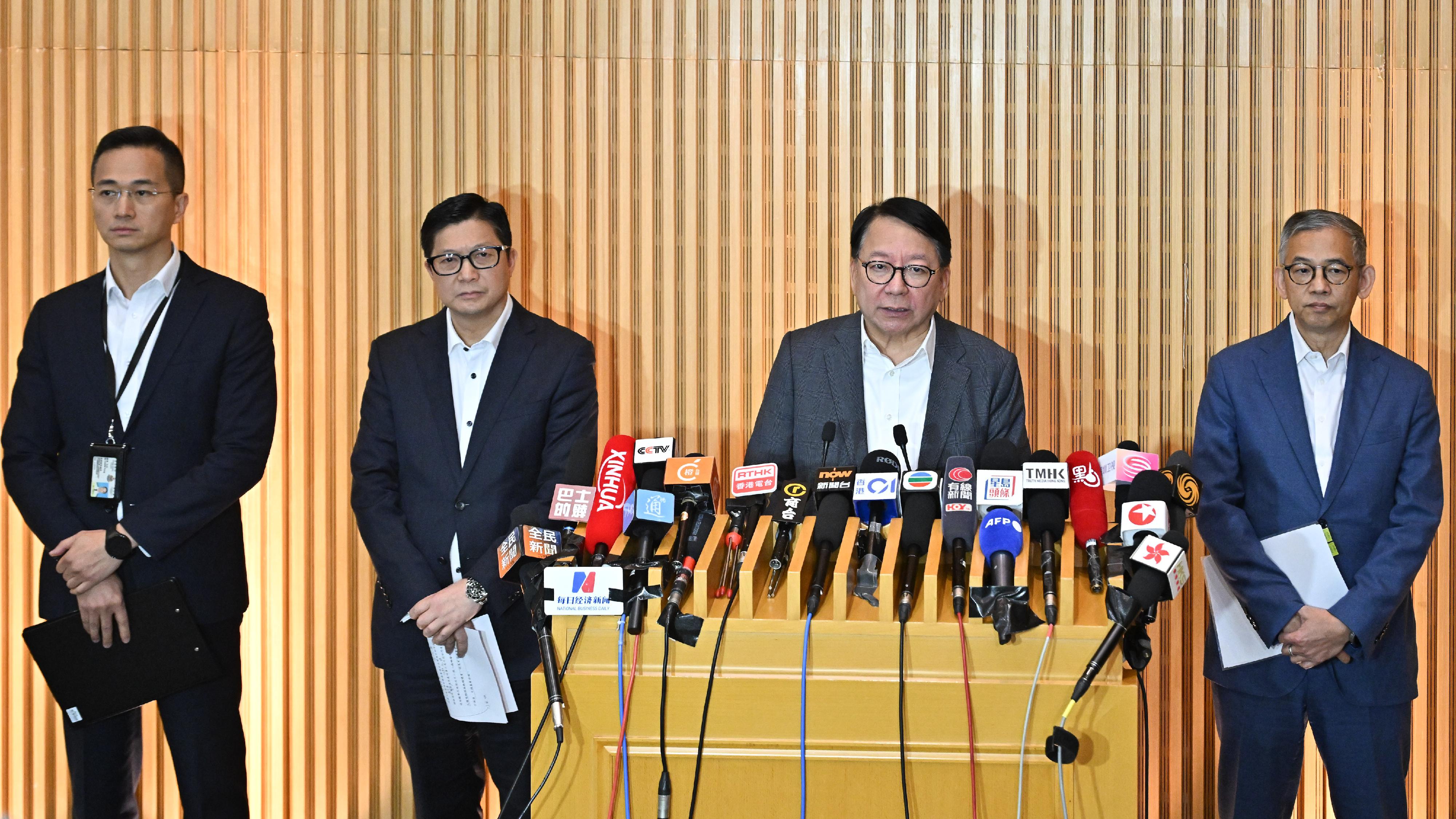 政務司司長陳國基（右二）聯同保安局局長鄧炳強（左二）、廉政專員胡英明（右一）和警務處刑事及保安處處長陳東（左一），今日（十二月一日）就大埔宏福苑五級火警跟進工作會見傳媒。