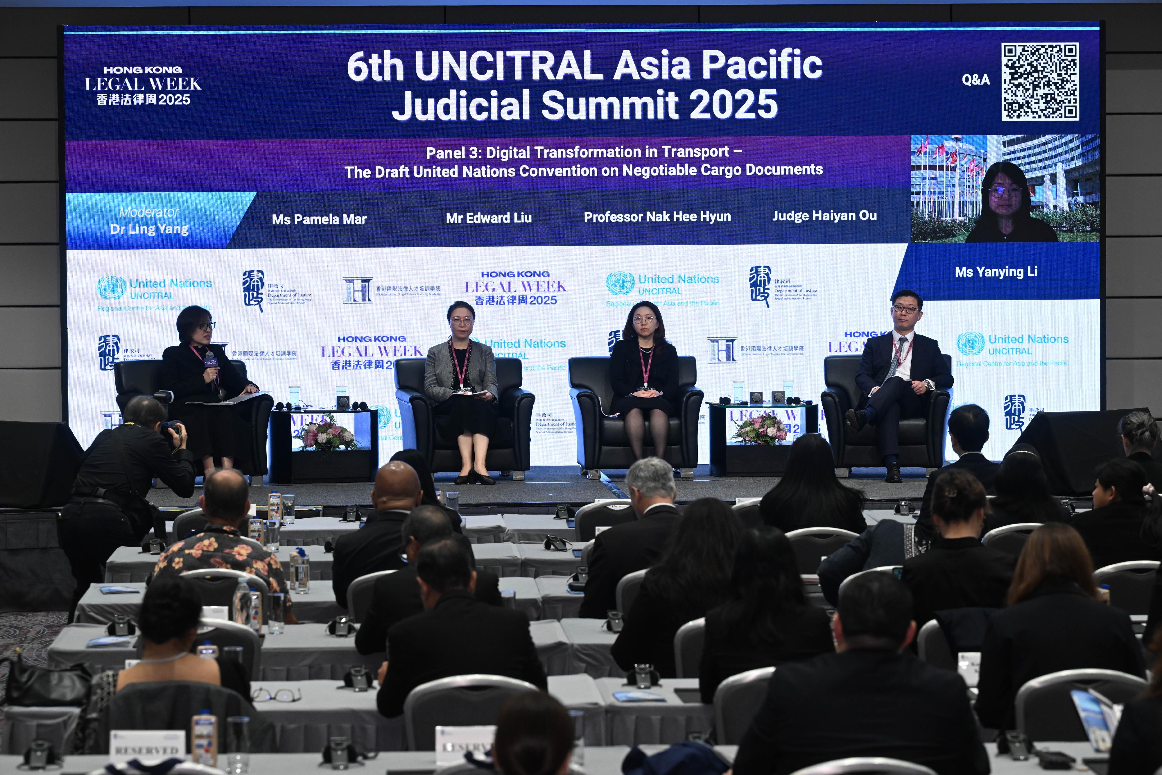 香港法律周2025今日（十二月一日）啓動，以「法匯香港　聯通世界」為題，展開為期一連五日的活動。圖示（左起）律政司香港國際法律人才培訓辦公室主任楊玲博士、中華人民共和國最高人民法院民四庭法官歐海燕、韓國成均館大學法學院副教授兼韓國大法院前研究法官Nak Hee Hyun教授、國際航運公會中國辦事處兼上海代表處首席代表兼海問律師事務所有限法律責任合夥合夥人劉洋和聯合國國際貿易法委員會法律幹事李彥瑩出席第六屆聯合國國際貿易法委員會亞太司法高峰會2025——司法會議的專題研討（三）：交通運輸數字轉型 － 聯合國《可轉讓貨物單證公約草案》。