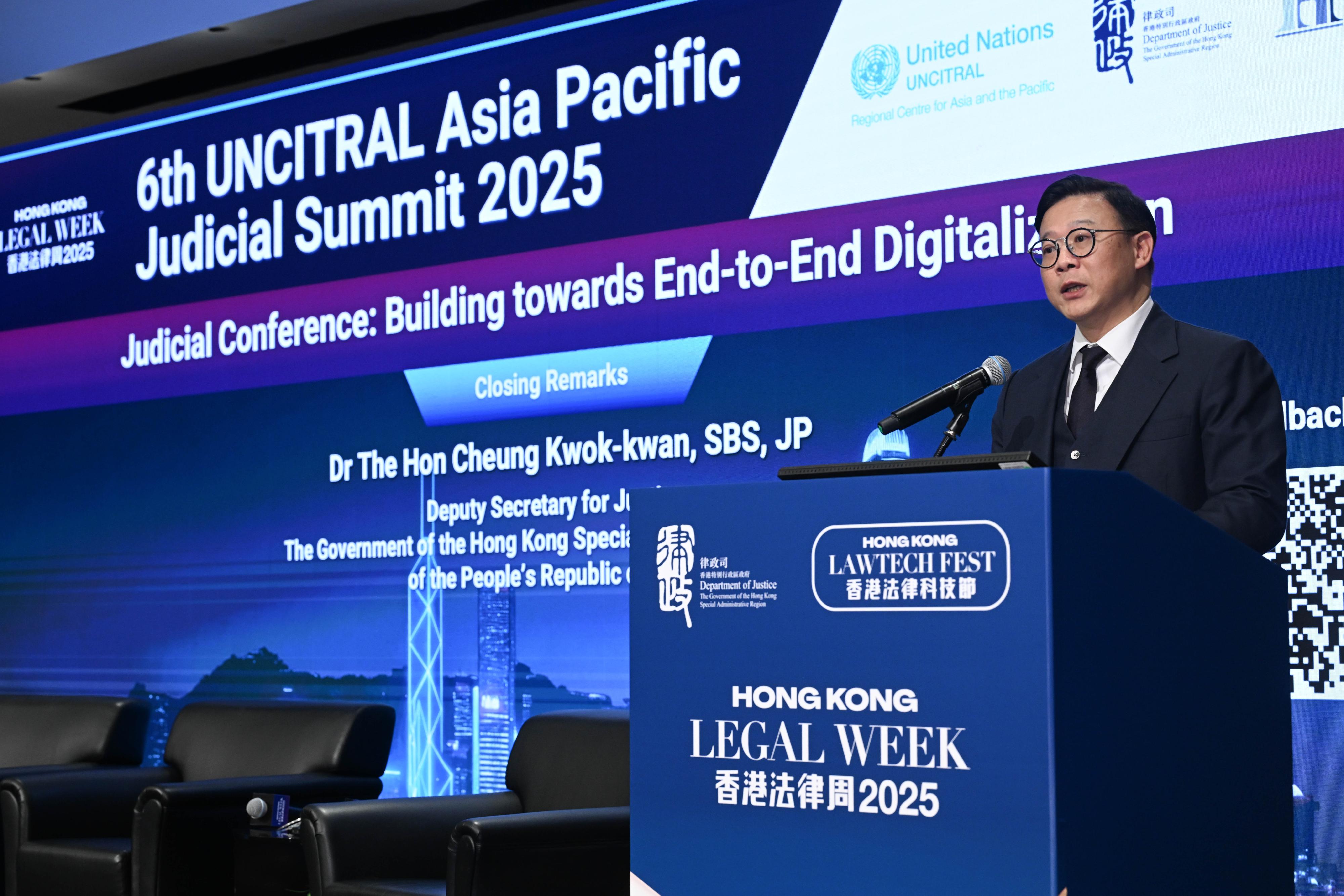 The Deputy Secretary for Justice, Dr Cheung Kwok-kwan, delivers the closing remarks at the 6th UNCITRAL Asia Pacific Judicial Summit 2025 - Judicial Conference under Hong Kong Legal Week 2025 today (December 1).
