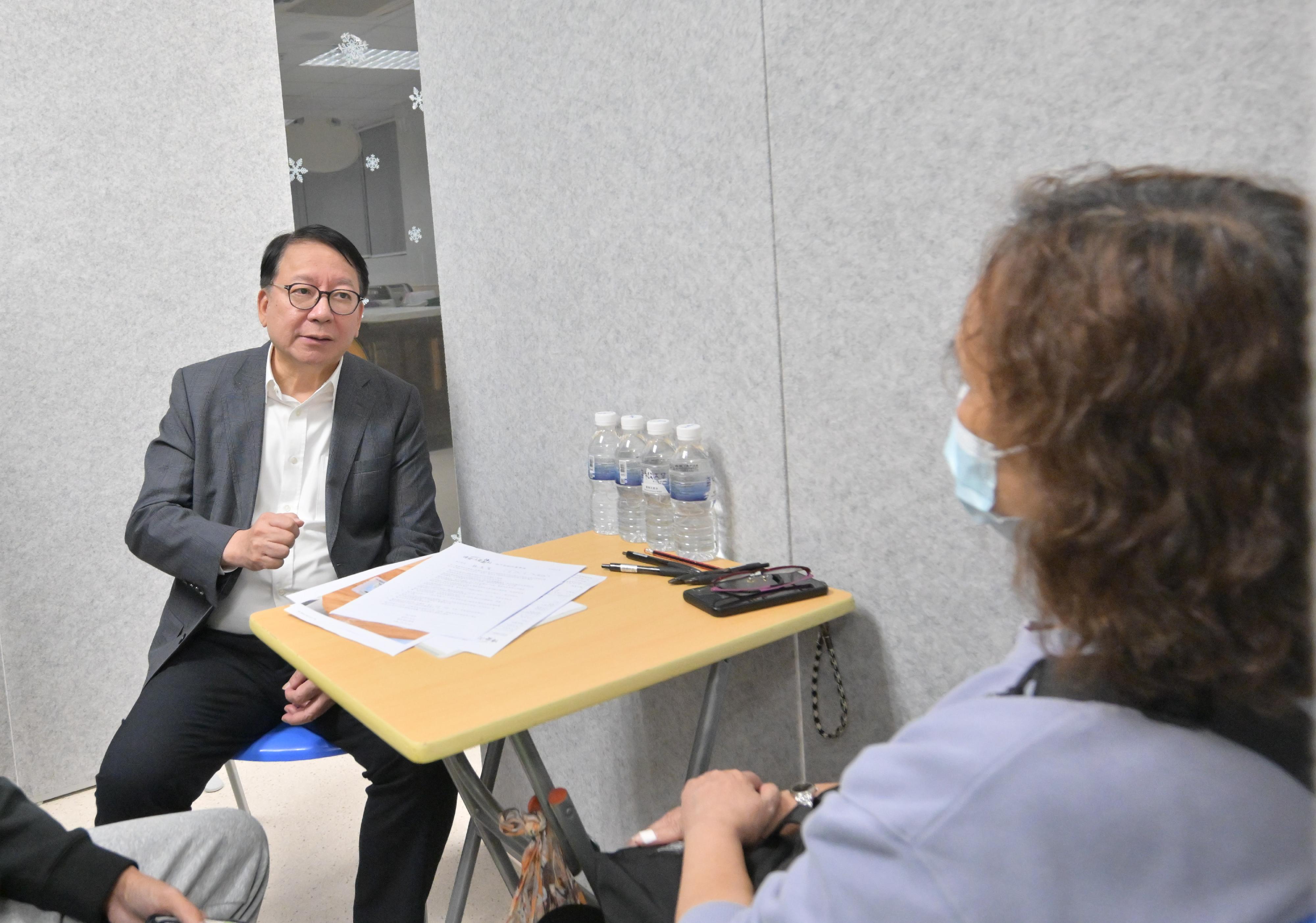 政務司司長陳國基（左）今日（十二月一日）下午到位於元朗錦上路的過渡性房屋項目「博愛江夏圍村」，探望受大埔宏福苑火災影響的居民，表達政府對他們的慰問和關懷，並了解他們的生活狀況與實際需要。