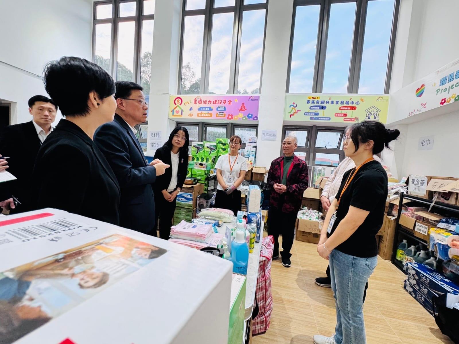 行政長官李家超（左三）今日（十二月一日）下午到訪位於元朗的過渡性房屋項目「路德會雙魚薈」，探望及慰問早前受大埔宏福苑火災影響的災民。