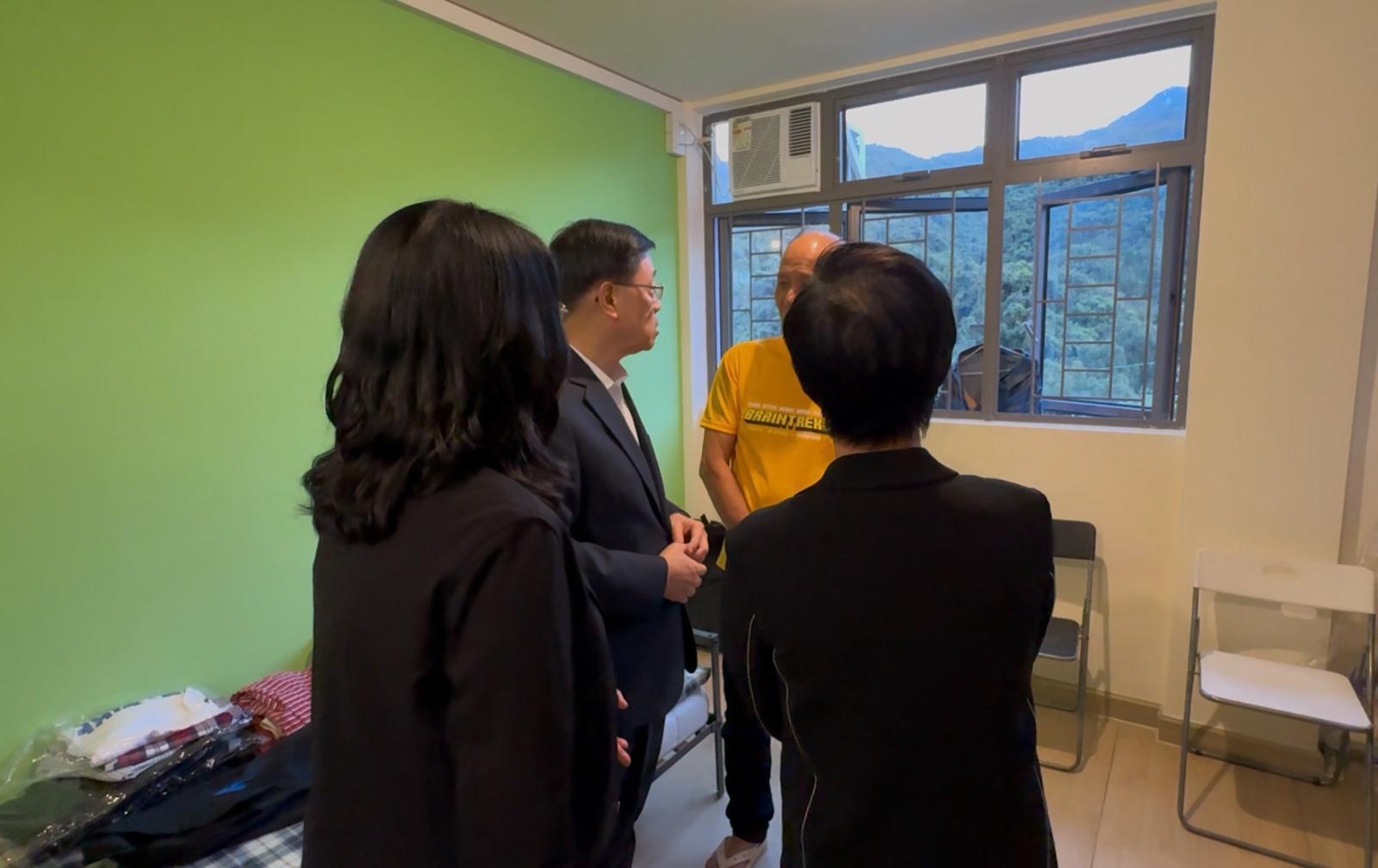 行政長官李家超（左二）今日（十二月一日）下午到訪位於元朗的過渡性房屋項目「路德會雙魚薈」，探望及慰問早前受大埔宏福苑火災影響的災民。