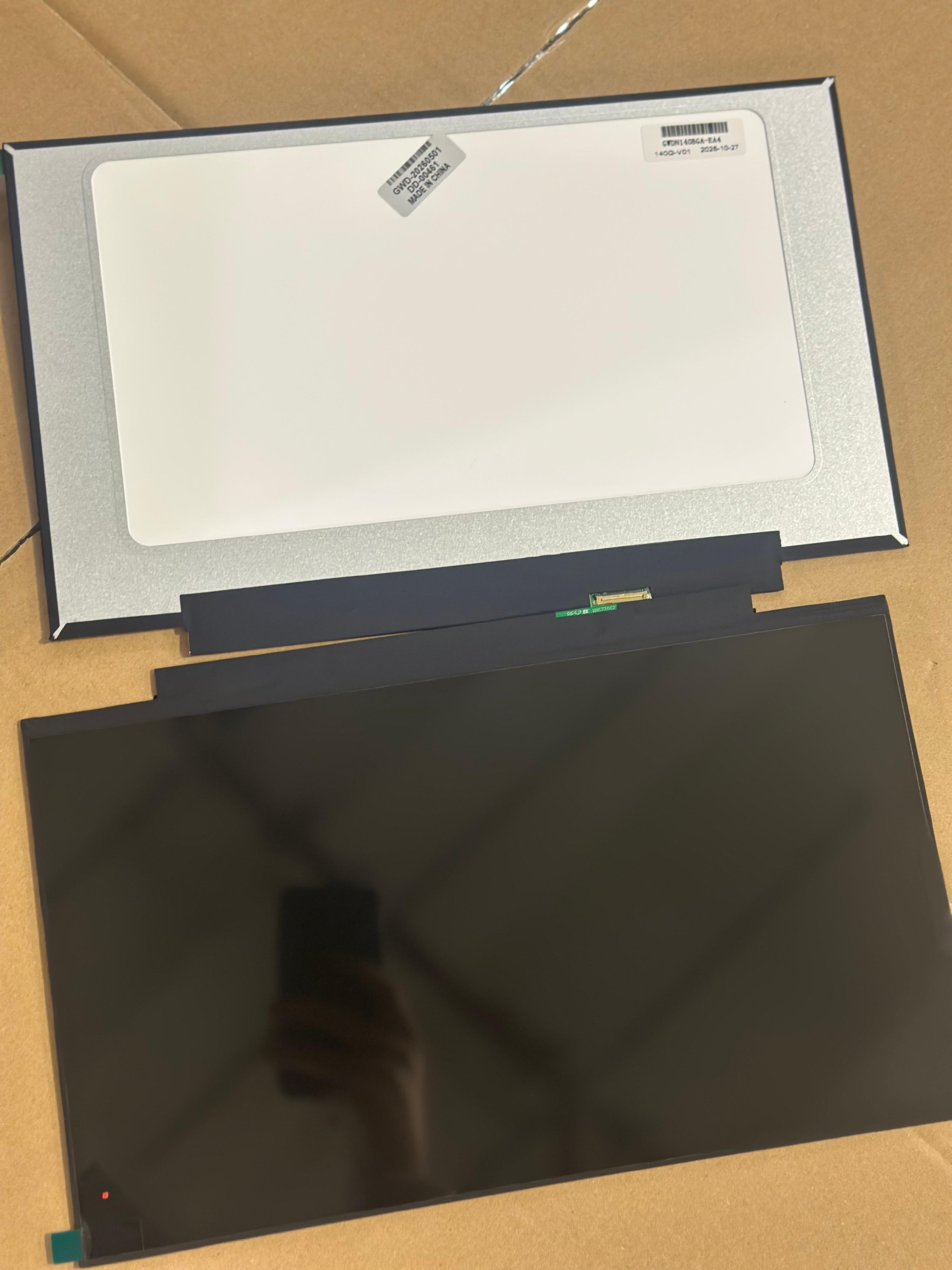 香港海關十一月十九日偵破一宗涉嫌利用遠洋船走私的案件,並檢獲大批懷疑走私貨物,估計市值共約一億九千萬五百萬元。圖示檢獲的液晶顯示面板。