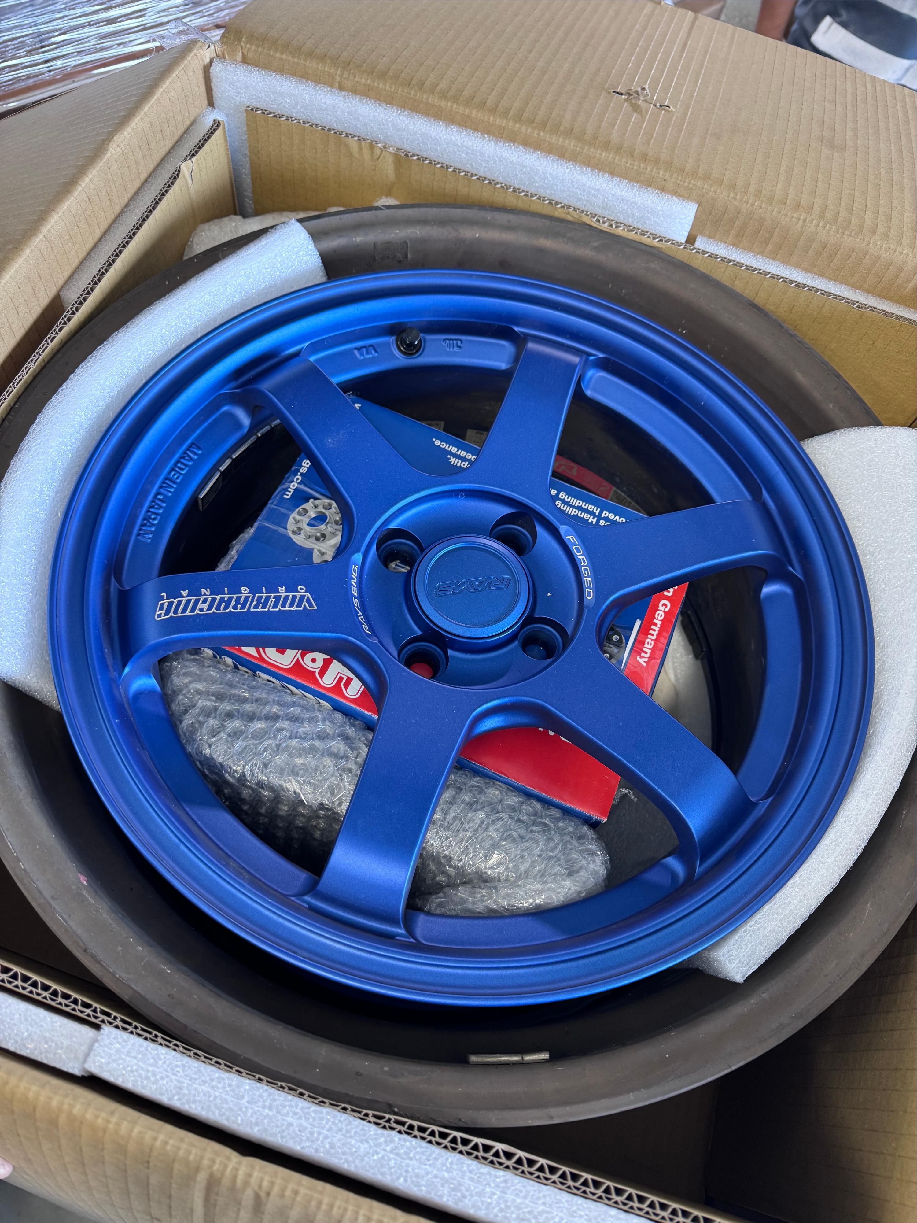 香港海關十一月十九日偵破一宗涉嫌利用遠洋船走私的案件,並檢獲大批懷疑走私貨物,估計市值共約一億九千萬五百萬元。圖示檢獲的汽車零件。