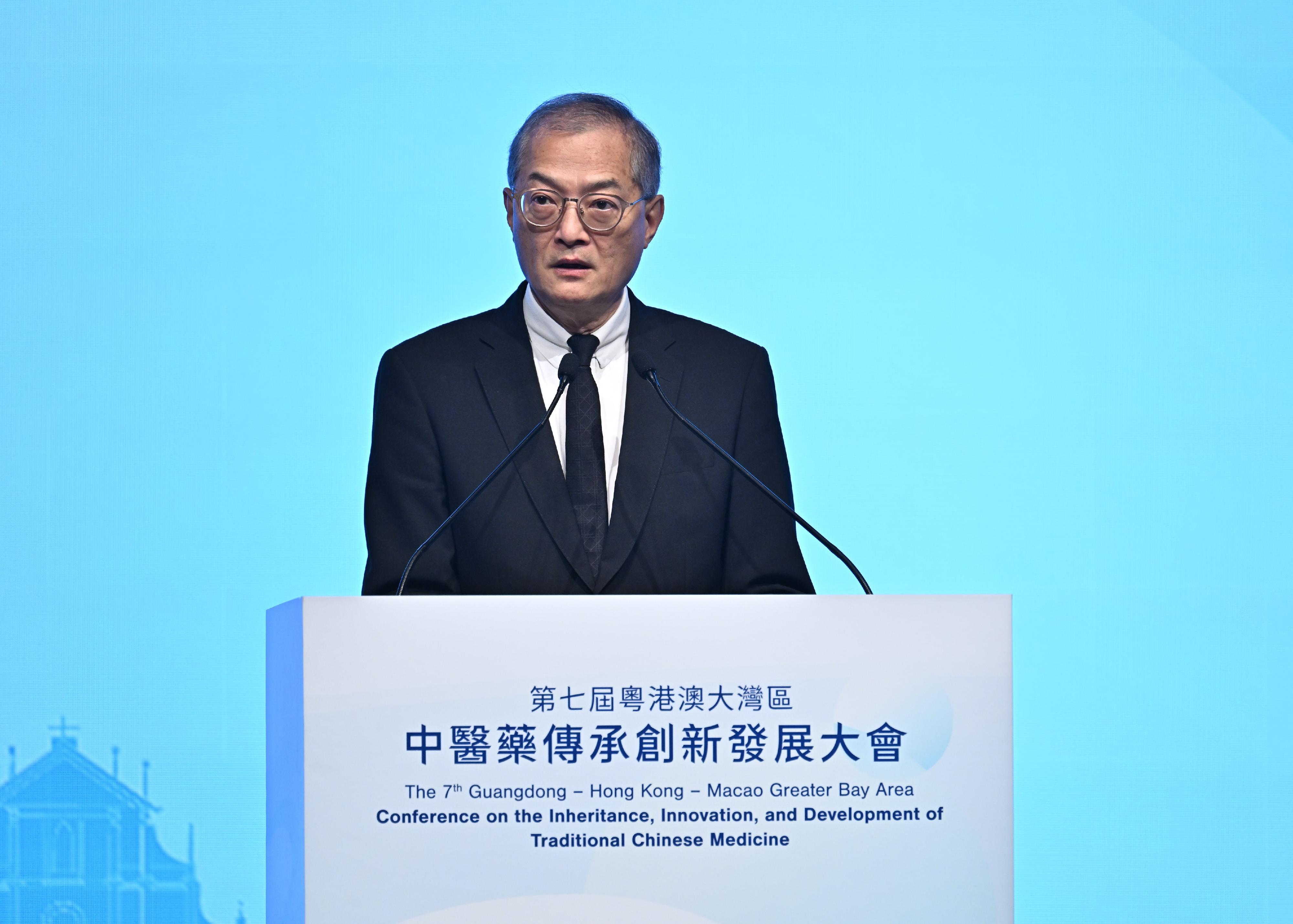 The Secretary for Health, Professor Lo Chung-mau, speaks at the 7th Guangdong-Hong Kong-Macao Greater Bay Area Conference on the Inheritance, Innovation, and Development of Traditional Chinese Medicine today (December 2). 