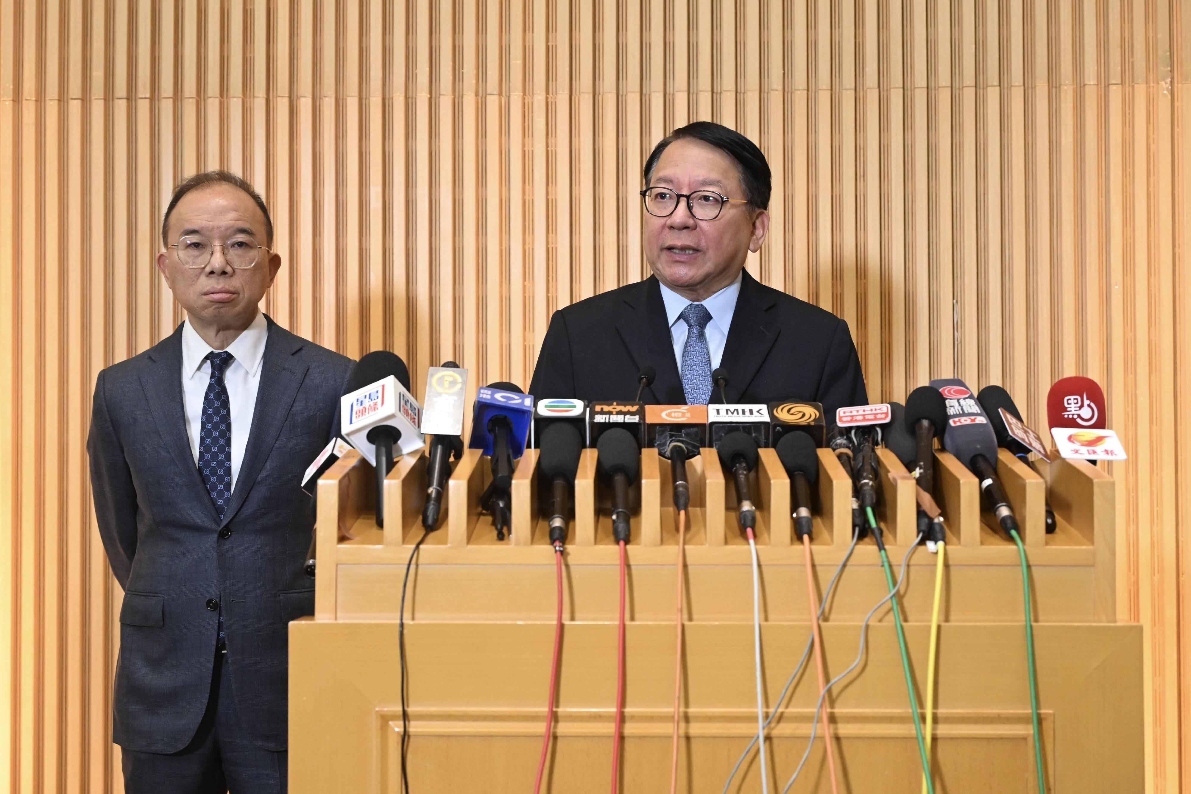 政務司司長陳國基(右)今日(十二月二日)在政制及內地事務局局長曾國衞(左)陪同下,就二○二五年立法會換屆選舉的安排會見傳媒。