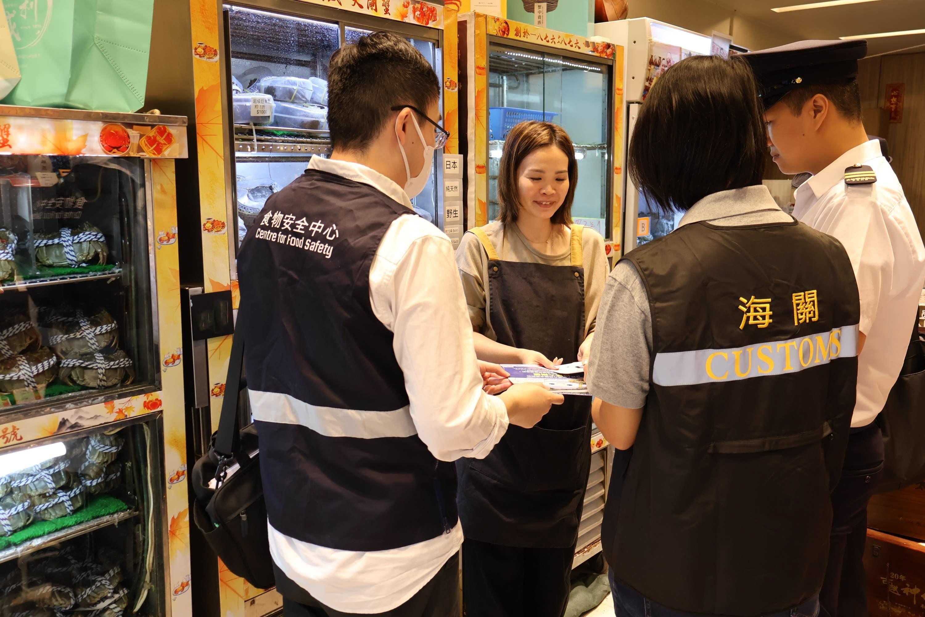 The Food and Environmental Hygiene Department (FEHD) and Hong Kong Customs conducted joint blitz operations in late November to inspect selling points of hairy crabs across various districts, with a view to ensuring that hairy crabs on sale in the market comply with relevant requirements under the laws. FEHD and Customs officers distribute promotional leaflets to the operators of the related premises, reminding them to pay attention to food safety and comply with relevant requirements under the laws.
