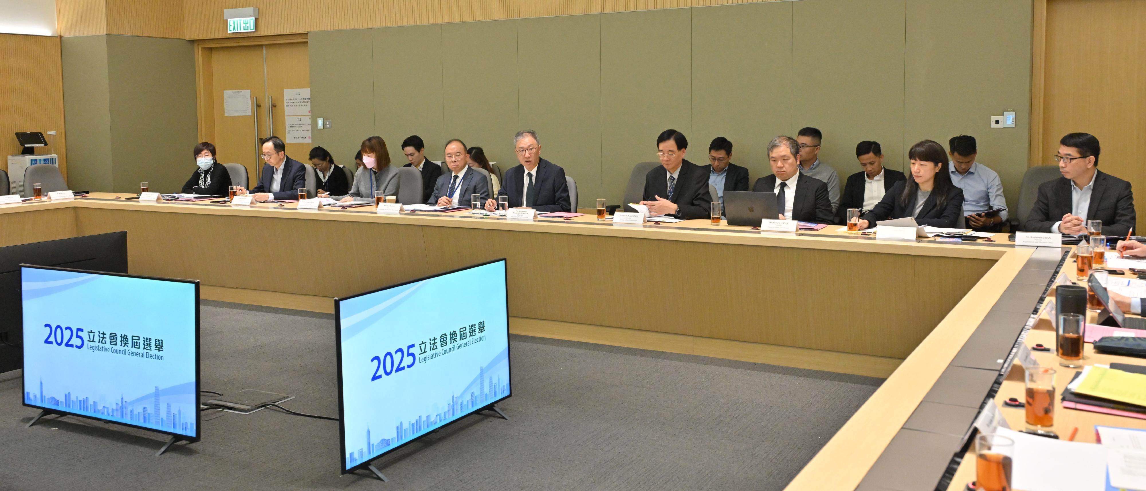 选举管理委员会（选管会）主席陆启康法官今日（十二月二日）傍晚主持危机管理委员会会议，为将于十二月七日（星期日）举行的二○二五年立法会换届选举中可能出现的各种情况作准备，确保投票日过程畅顺。图示（前排左四起）政制及内地事务局局长曾国卫、陆启康法官、选管会委员石丹理教授和文本立资深大律师，与其他相关政策局／部门的代表出席会议。