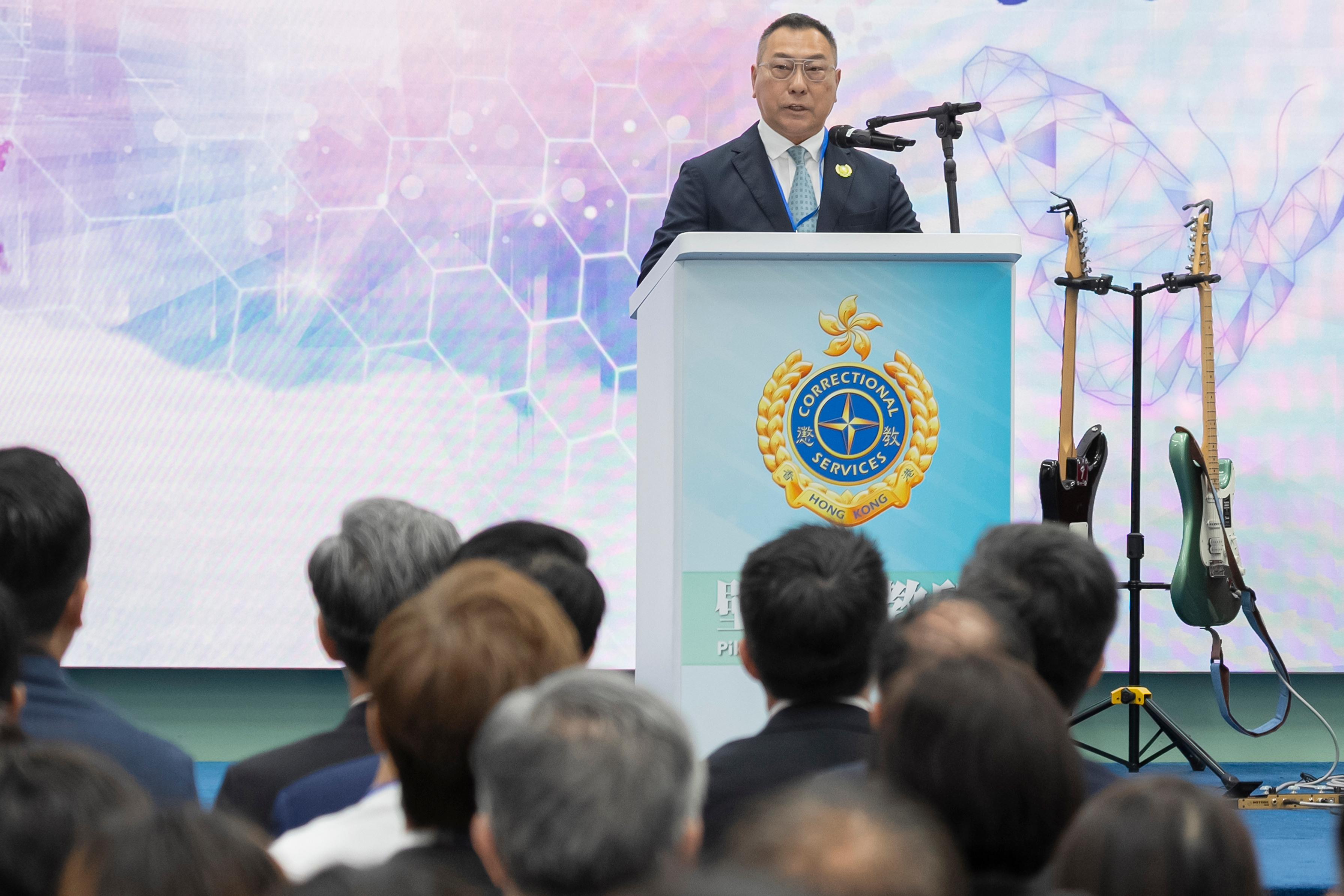 懲教署轄下壁屋懲教所今日（十二月三日）舉行證書頒發儀式，頒發證書予青少年在囚人士，以肯定他們在學業及職業訓練考試上付出的努力及取得的成果。圖示關顧更生人士會會長林偉森致辭。