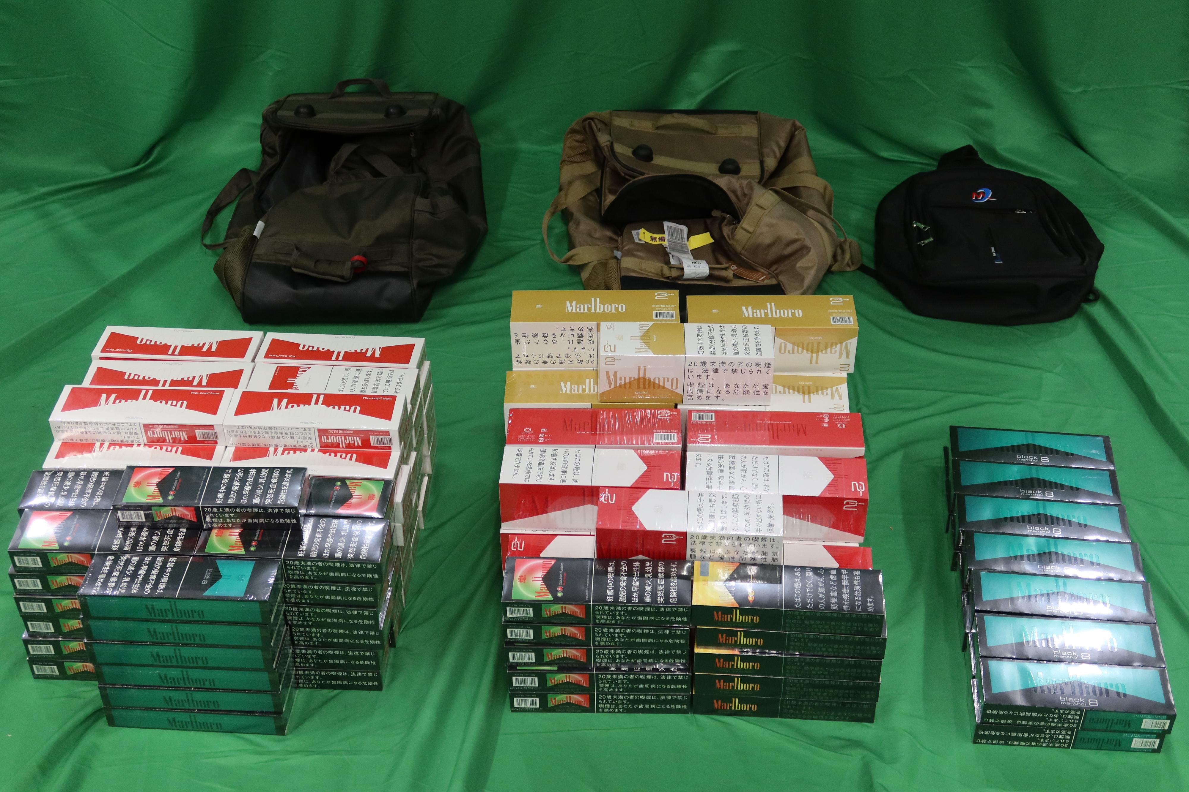 一名三十六歲入境男旅客因進口未完稅香煙及未有向海關人員作出申報，違反《應課稅品條例》，今日（十二月三日）在西九龍裁判法院被判處監禁三個月及罰款五百元。圖示檢獲的未完稅香煙。
