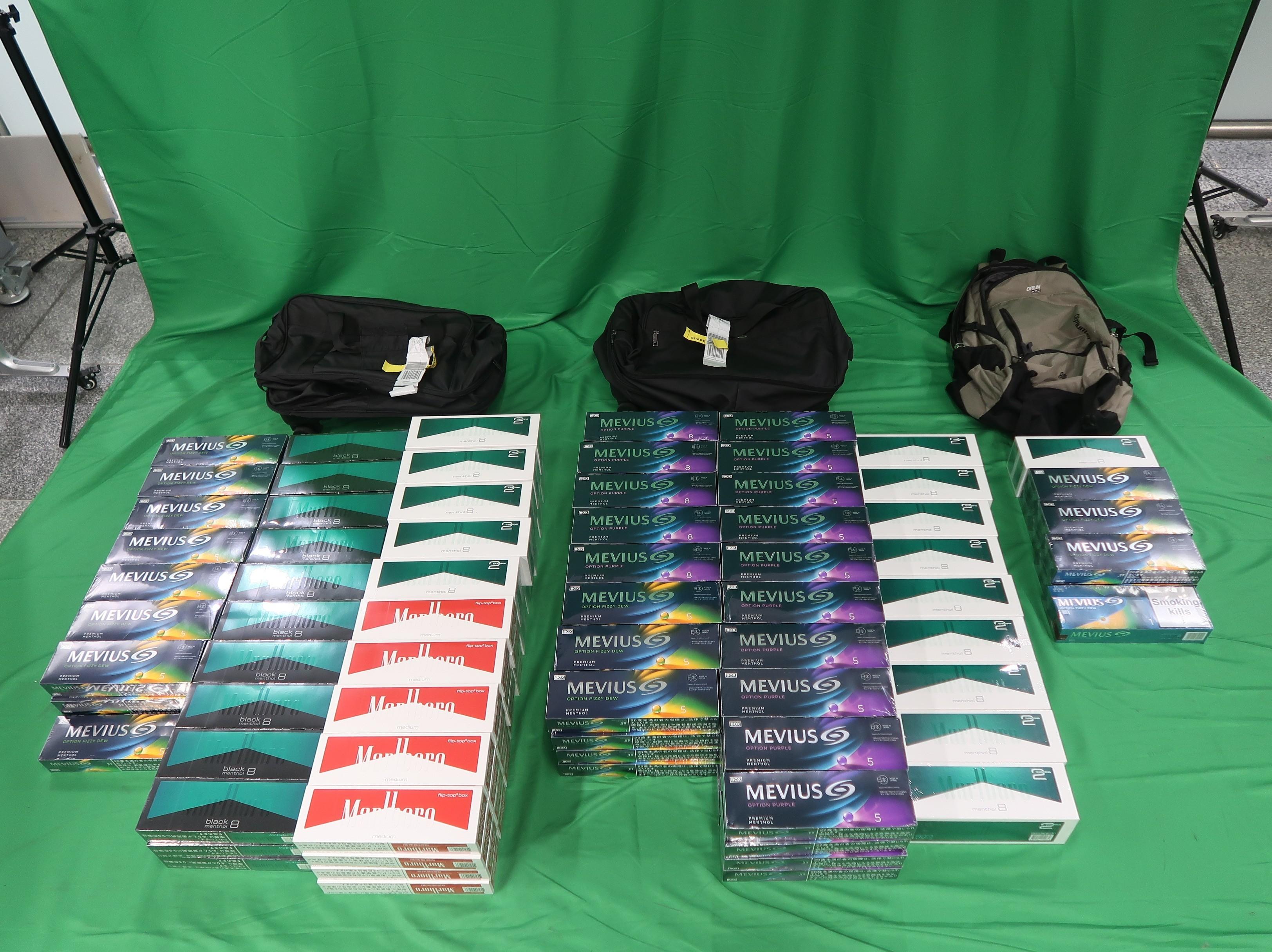 一名三十八歲入境女旅客因處理未完稅香煙及未有向海關人員作出申報，違反《應課稅品條例》，今日（十二月三日）在西九龍裁判法院被判處監禁三個月及罰款五百元。圖示檢獲的未完稅香煙。