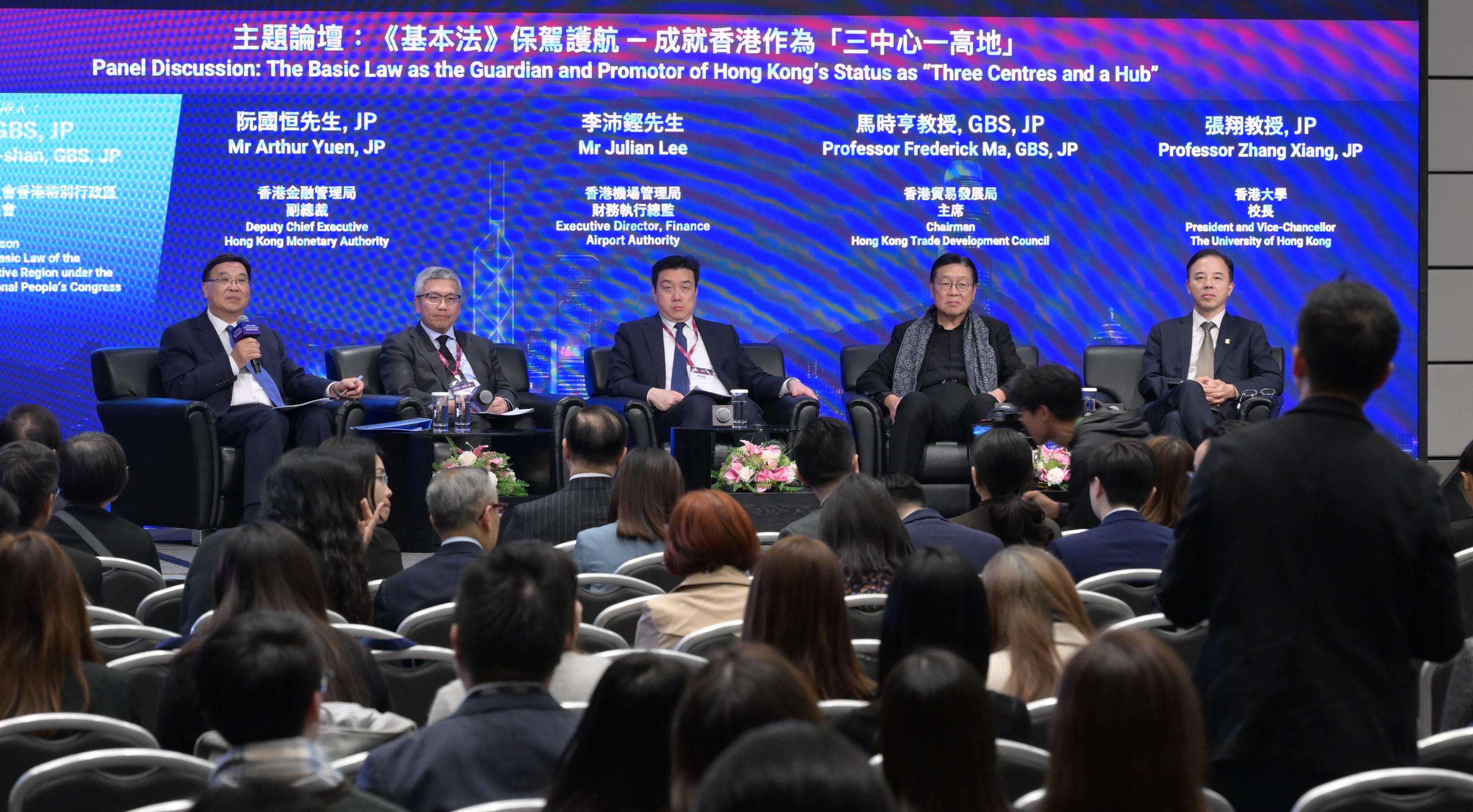 香港法律周2025—《基本法》頒布35周年法律高峰論壇今日（十二月四日）舉行。圖示（左起）全國人民代表大會常務委員會香港特別行政區基本法委員會副主任黃玉山教授、香港金融管理局副總裁阮國恒、香港機場管理局財務執行總監李沛鏗、香港貿易發展局主席馬時亨教授和香港大學校長張翔教授出席主題論壇：《基本法》保駕護航—成就香港作為「三中心一高地」。