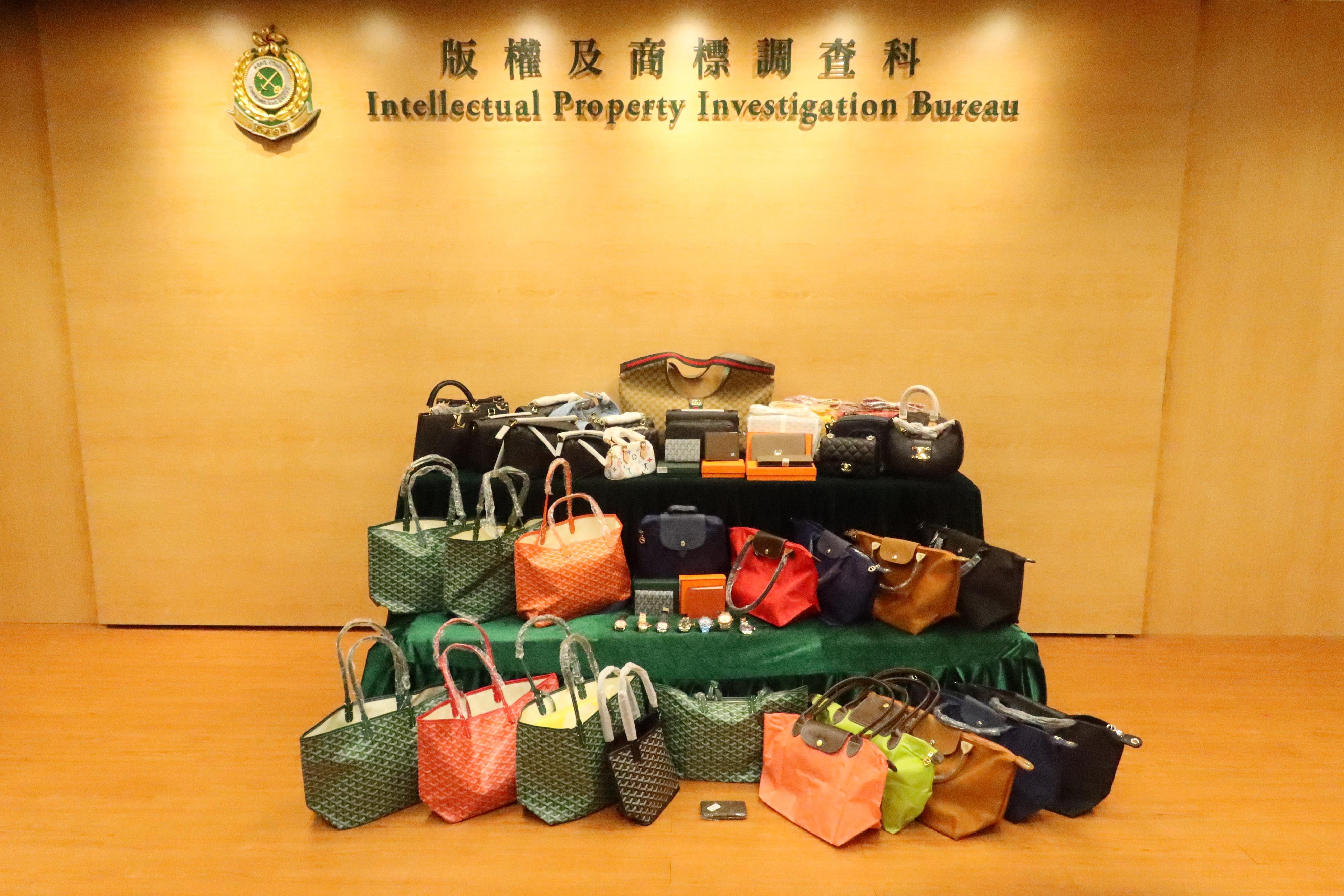 香港海关于十一月二十日至昨日（十二月四日）在旺角展开代号「破阵」的特别执法行动，打击售卖冒牌物品活动，检获约7 000件怀疑冒牌物品，估计市值约258万元。图示部分检获的怀疑冒牌物品。