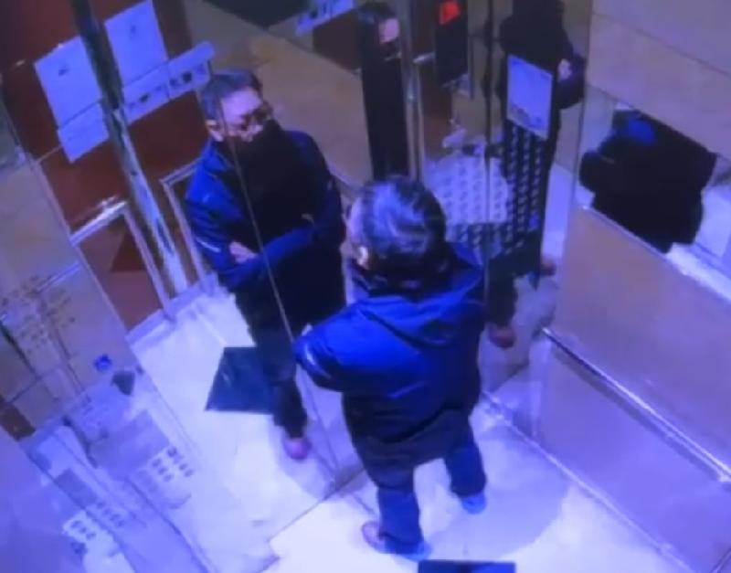 Cheng Cheuk-wa, aged 49, is about 1.8 metres tall and of medium build. He has a round face with yellow complexion and short black hair. He was last seen wearing a dark-coloured long-sleeved jacket, dark-coloured trousers, light-coloured shoes and a pair of black-rimmed glasses.
