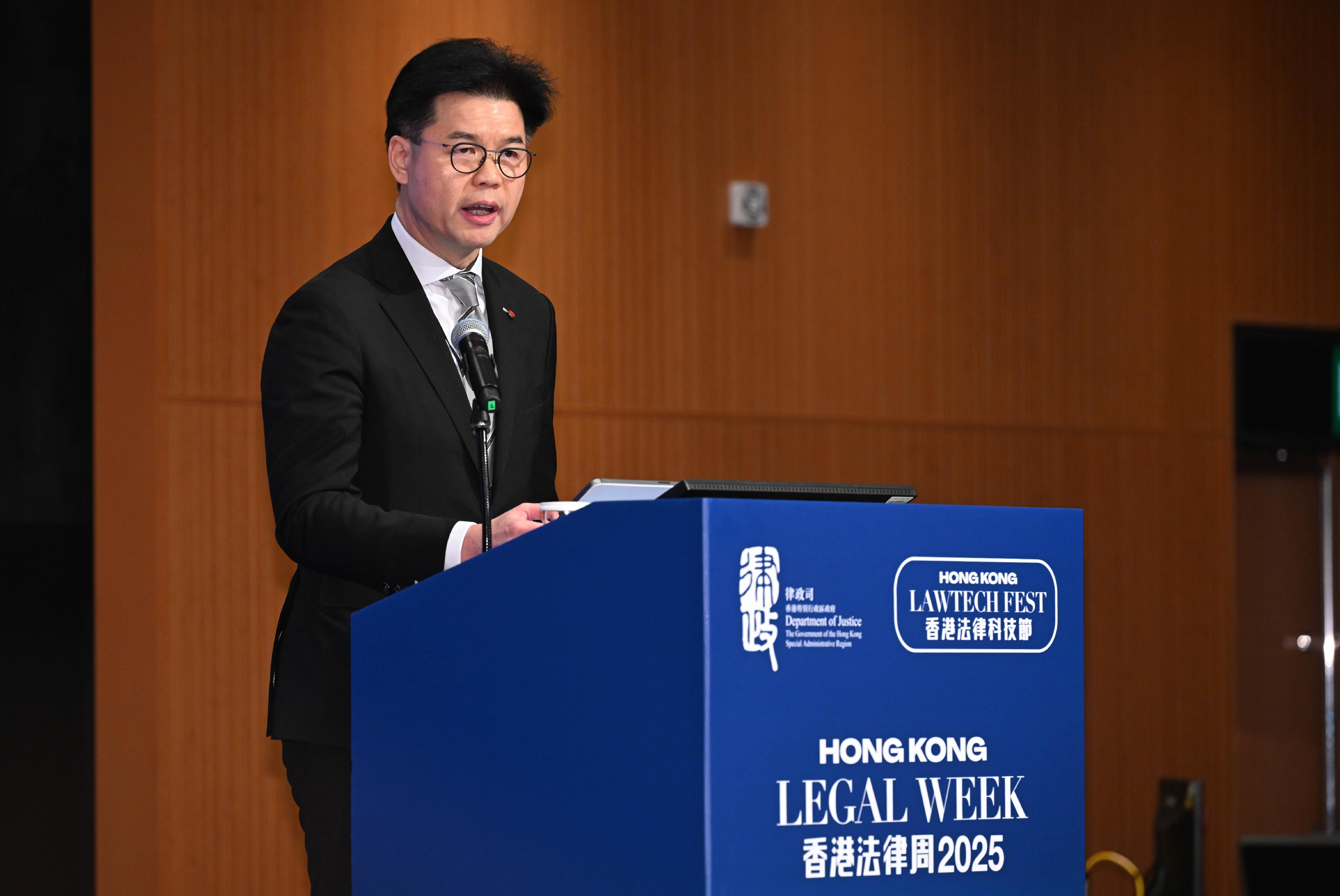 香港律師會會長湯文龍今日（十二月五日）在香港法律周2025—第一屆粵港澳大灣區律師論壇「灣區聯通　揚帆遠航」上就「大灣區律師制度及執業規管體制」發表主題演講。