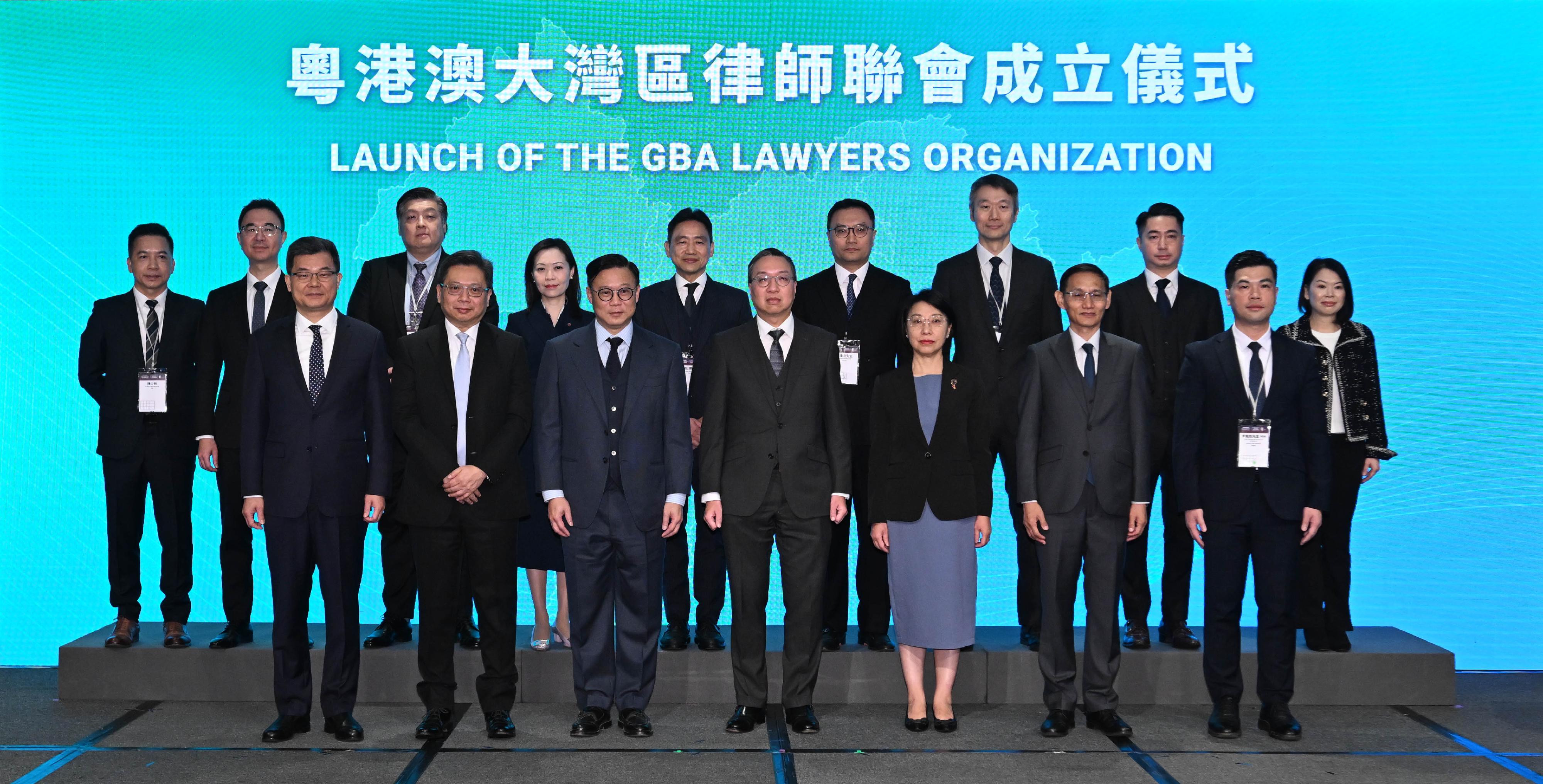 The GBA Lawyers Organization was officially established today (December 5) at the First Guangdong-Hong Kong-Macao Greater Bay Area Lawyers Forum under the Hong Kong Legal Week 2025. Photo shows the Secretary for Justice, Mr Paul Lam, SC (front row, centre); the Deputy Secretary for Justice, Dr Cheung Kwok-kwan (front row, third left); the Representative of the Preparatory Office of the GBA Lawyers Organization and Chairman of China Legal Service (Hong Kong) Ltd, Ms Liu Changchun (front row, third right); and the President of the GBA Lawyers Organization, Mr Vincent Tso (front row, second left), with members of the organization.