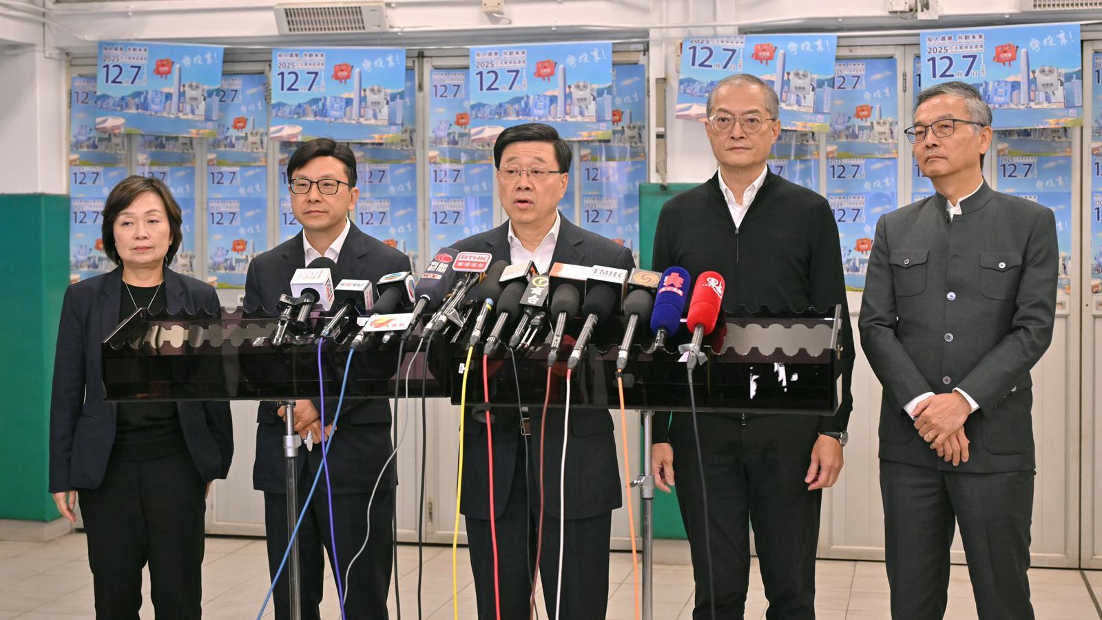 行政长官李家超（中）今日（十二月五日）联同精神健康谘询委员会主席林正财医生（右一）、医务卫生局局长卢宠茂教授（右二）、劳工及福利局局长孙玉菡（左二）及教育局局长蔡若莲博士（左一），就大埔宏福苑火灾跟进工作会见传媒。