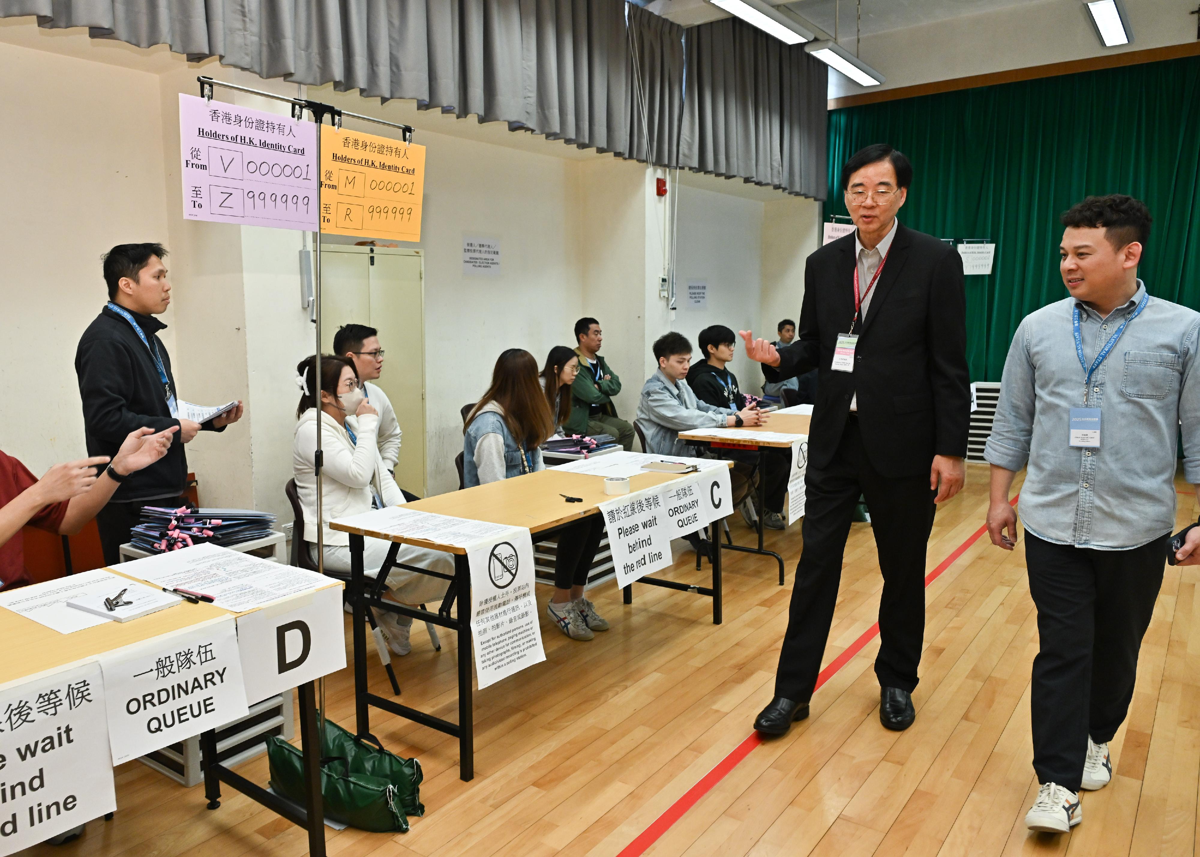 Electoral Affairs Commission member Professor Daniel Shek (left) visits the Hospital Authority Healthcare Staff Designated Polling Station of the 2025 Legislative Council General Election at St. Rose of Lima's College this morning (December 6) to inspect the preparatory work of the electoral staff.