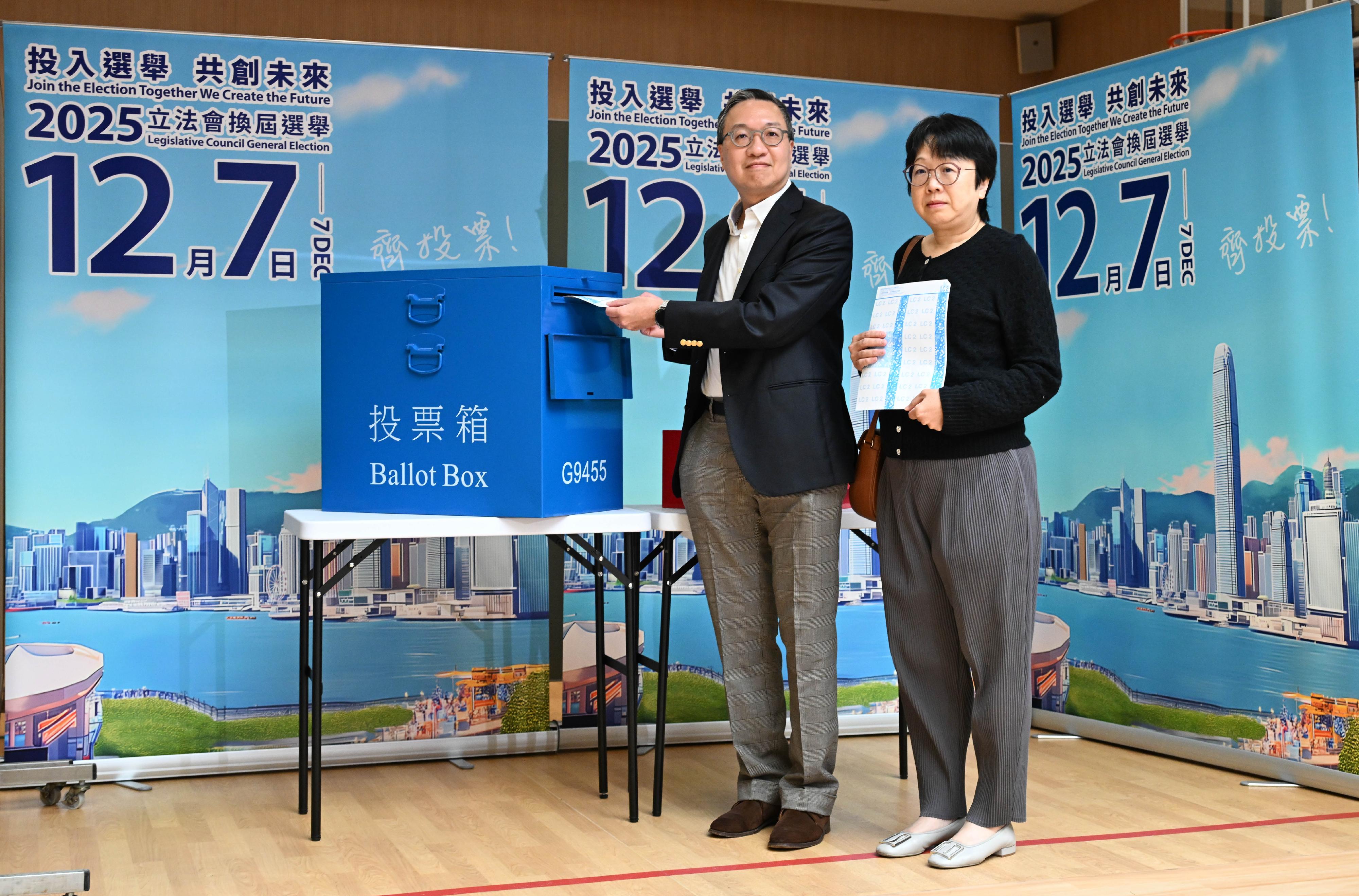 律政司司长林定国资深大律师今日（十二月七日）上午在德瑞国际学校山顶校舍为二○二五年立法会换届选举投票。图示林定国（左）和太太（右）就地方选区投票。