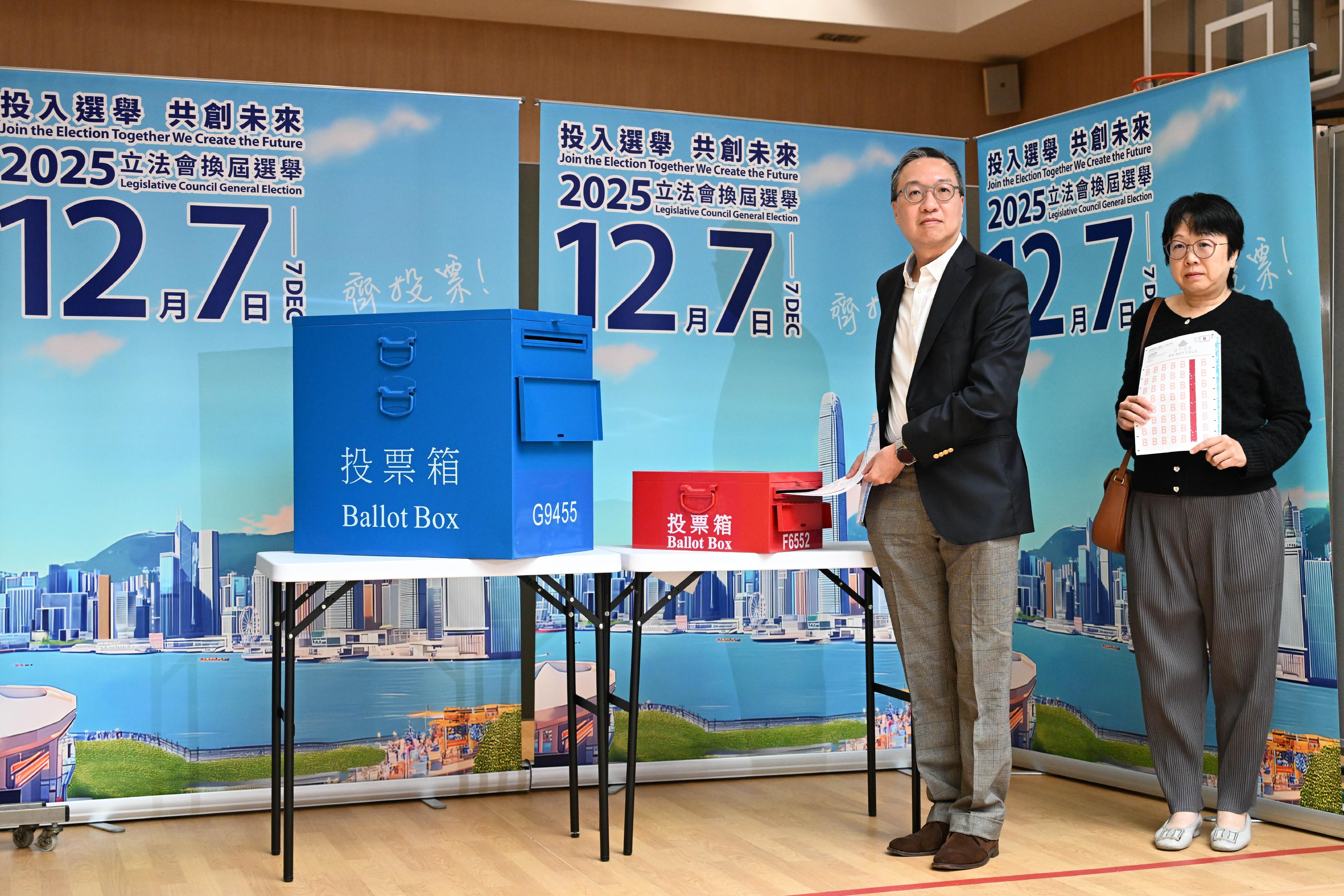 律政司司长林定国资深大律师今日（十二月七日）上午在德瑞国际学校山顶校舍为二○二五年立法会换届选举投票。图示林定国（左）和太太（右）就功能界别投票。