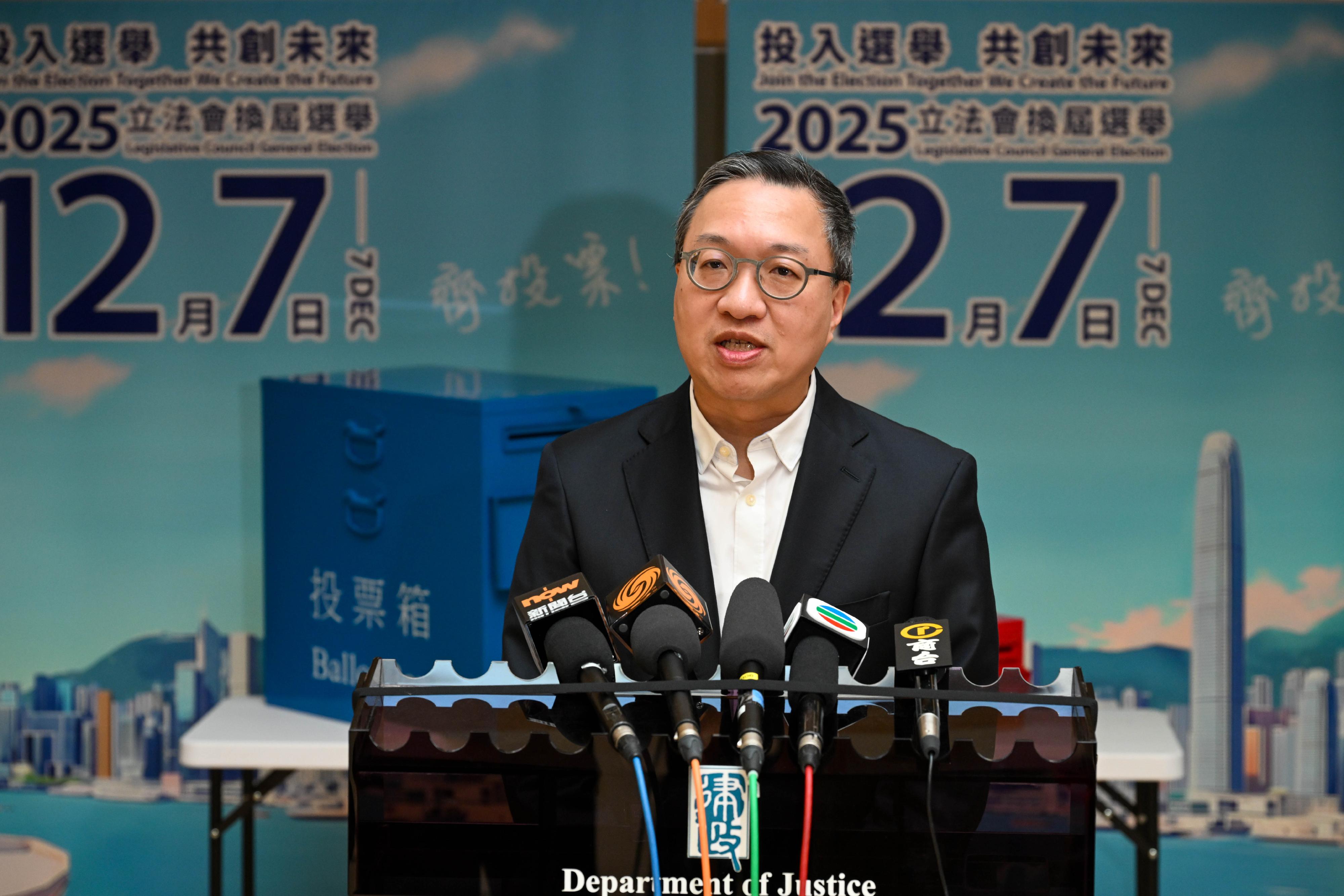 律政司司长林定国资深大律师今日（十二月七日）上午在德瑞国际学校山顶校舍为二○二五年立法会换届选举投票后会见传媒。
