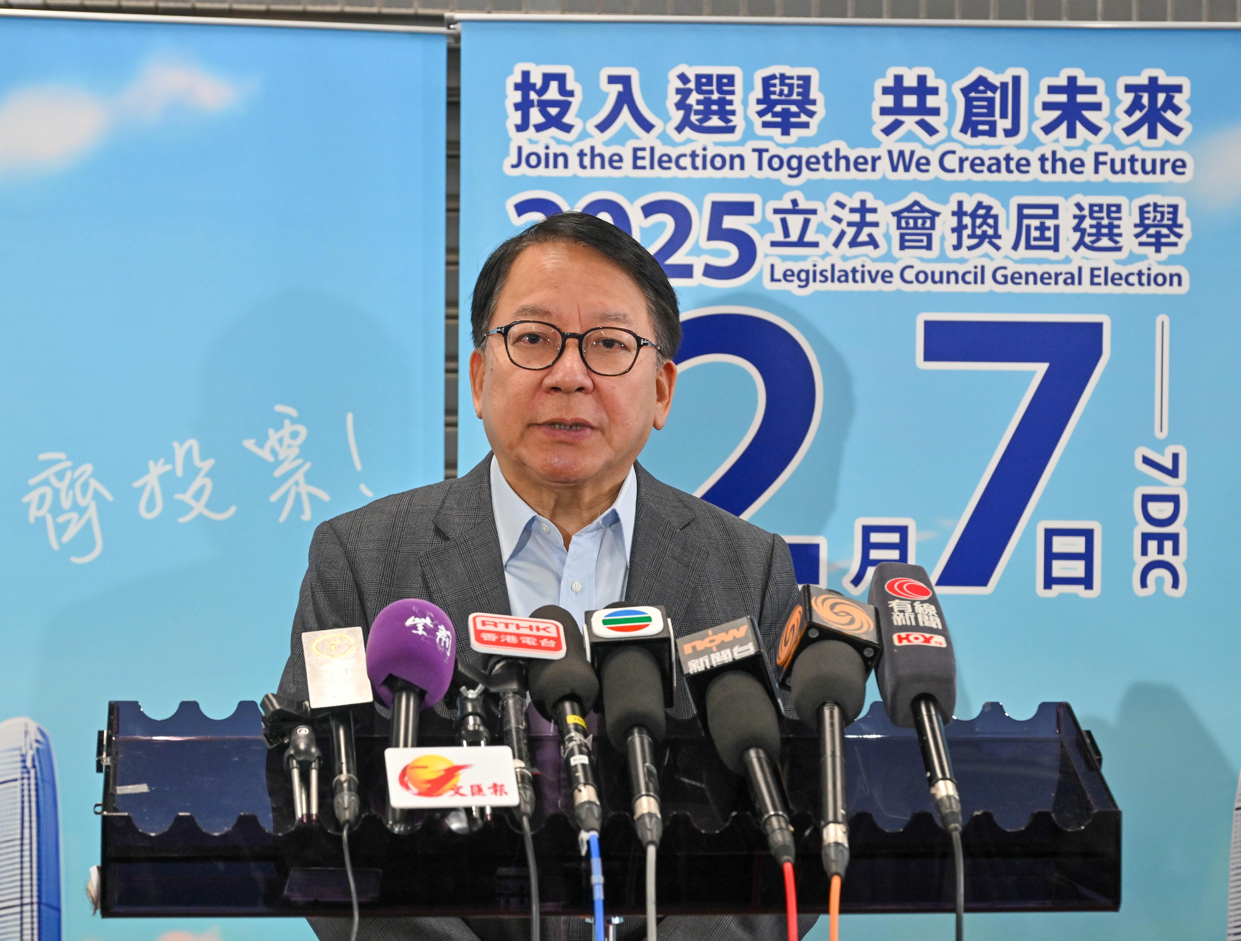 政务司司长陈国基今日（十二月七日）上午在保良局萧汉森小学为二○二五年立法会换届选举投票后会见传媒。