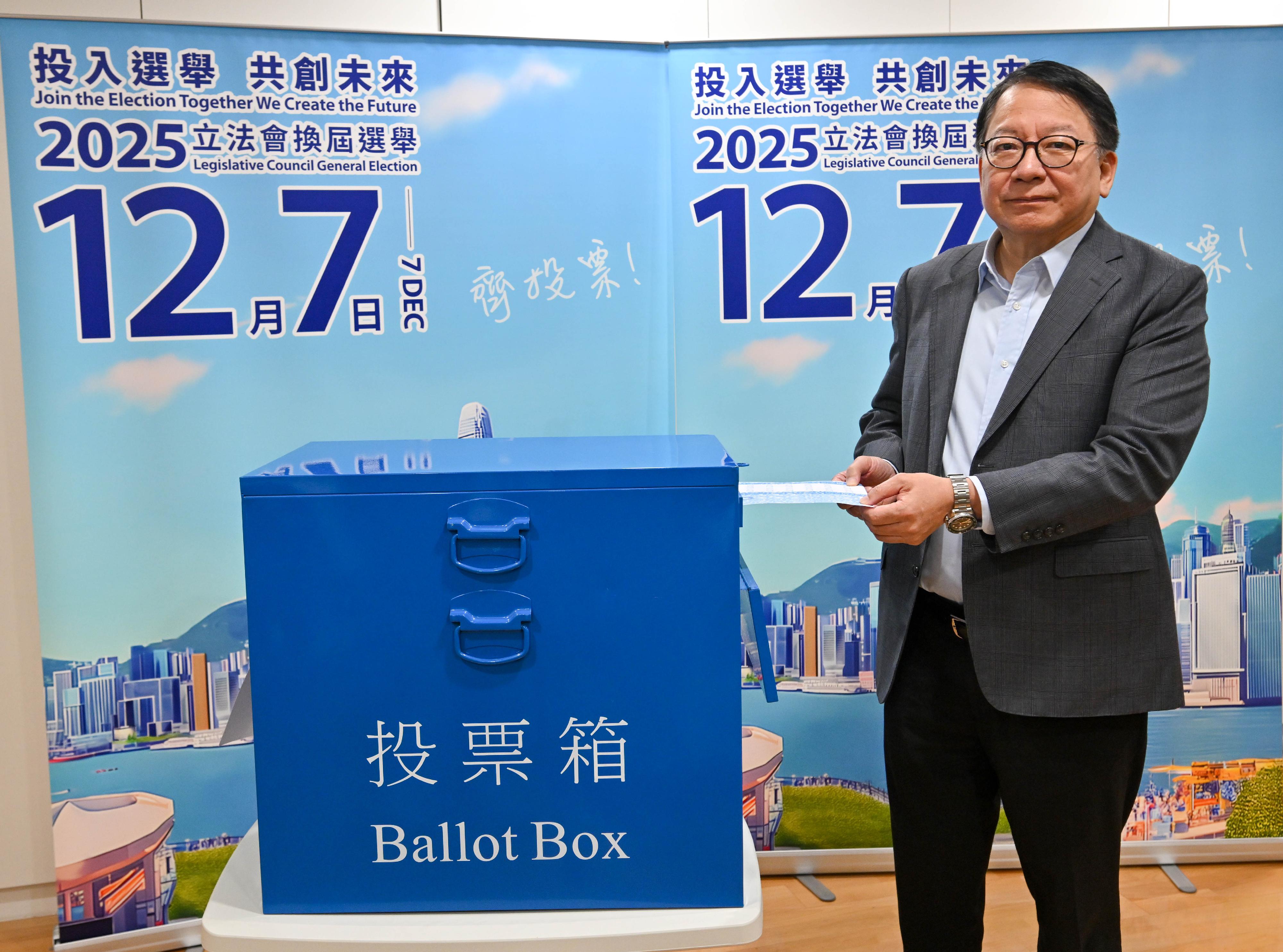 政务司司长陈国基今日（十二月七日）上午在保良局萧汉森小学为二○二五年立法会换届选举投票。