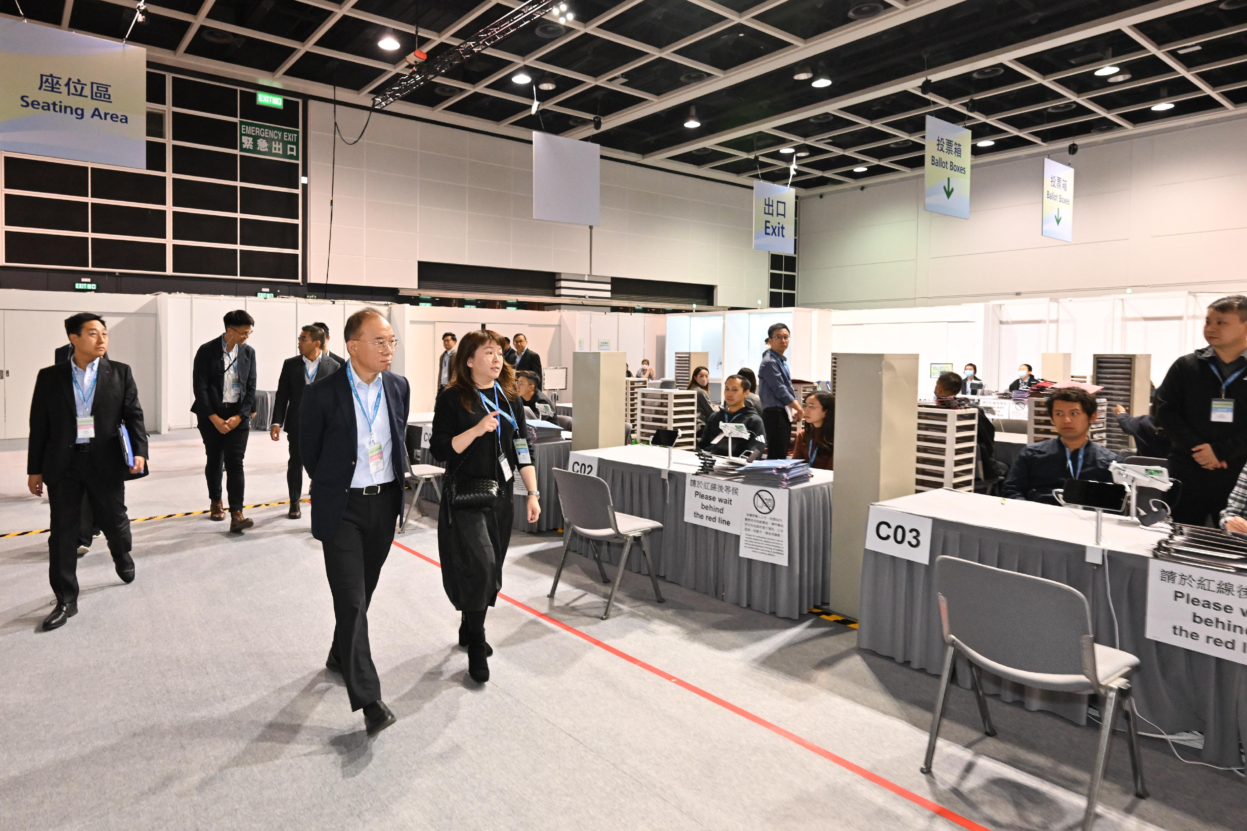 政制及内地事务局局长曾国卫（右二）今日（十二月七日）巡视二○二五年立法会换届选举选举委员会界别投票站。