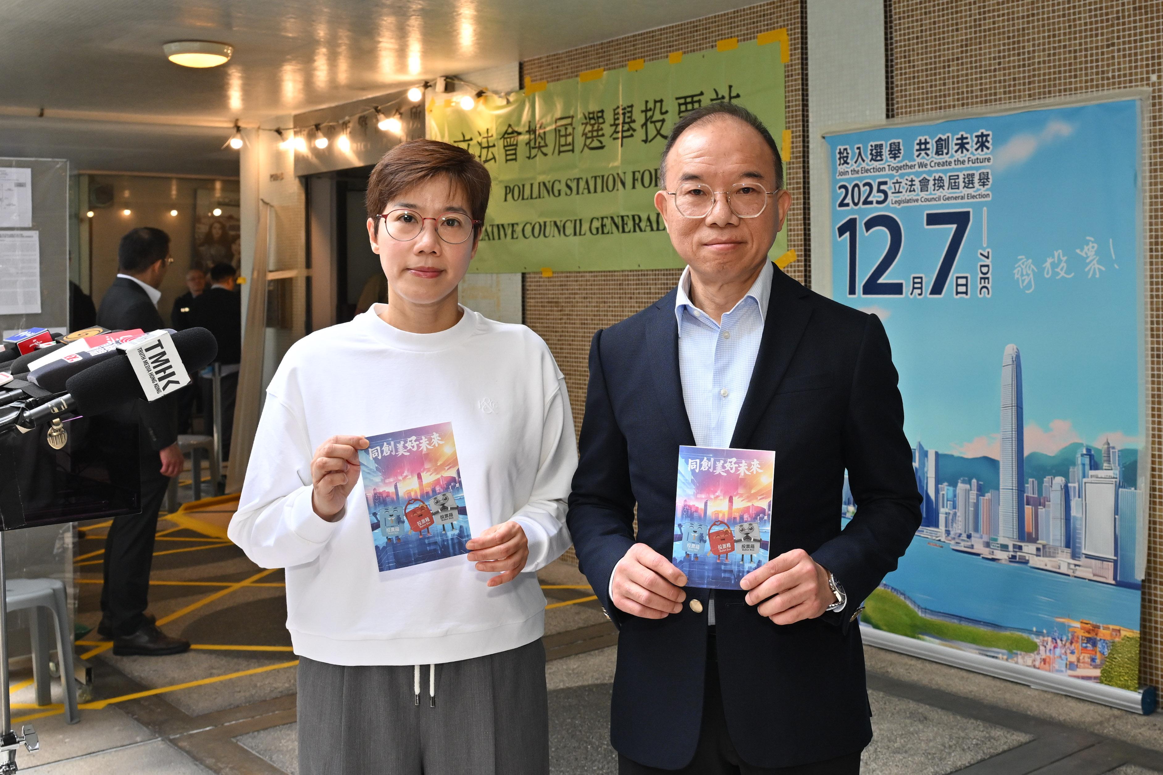 政制及内地事务局局长曾国卫及曾太今日（十二月七日）在东区少年警讯会所投票站为二○二五年立法会换届选举投票。图示曾国卫（右）及曾太（左）投票后展示心意谢卡。