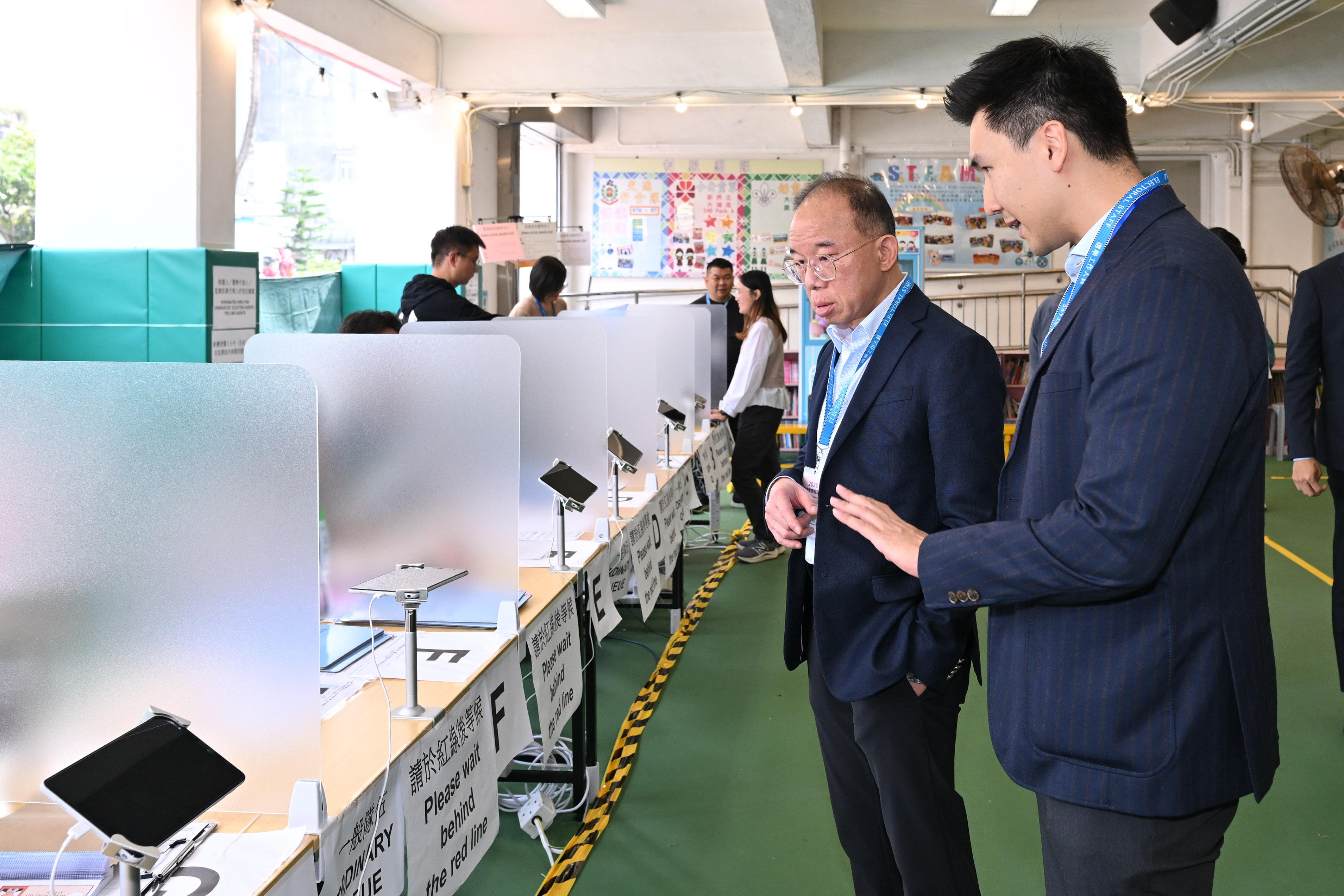 政制及内地事务局局长曾国卫（左）今日（十二月七日）巡视二○二五年立法会换届选举因应大埔火灾影响而新设、位于大埔崇德黄建常纪念学校的投票站。