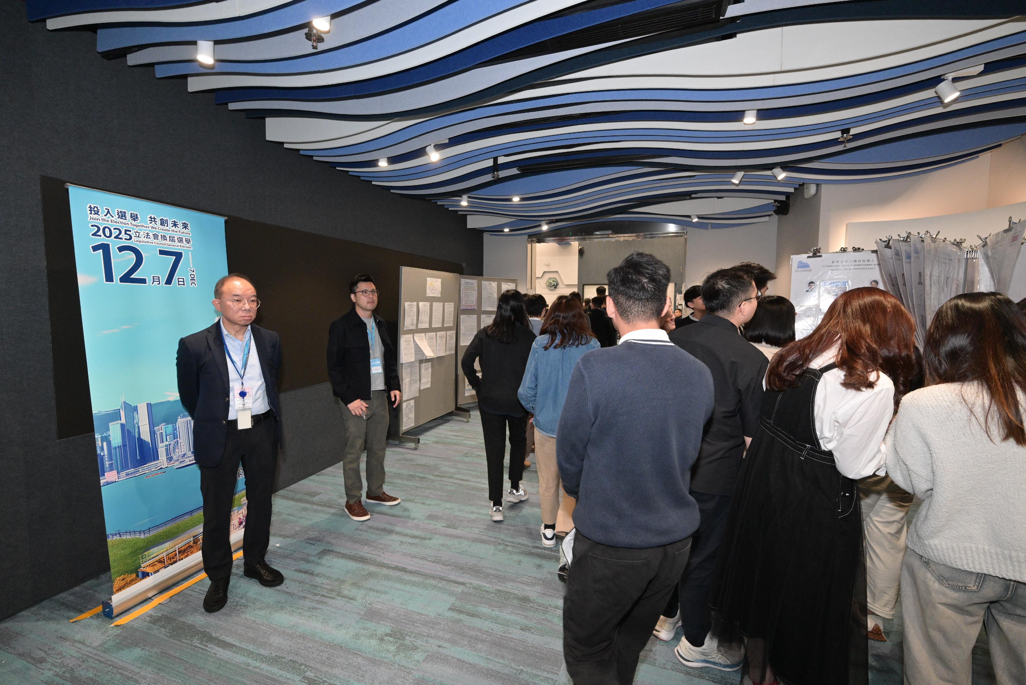 政制及内地事务局局长曾国卫（左一）今日（十二月七日）巡视二○二五年立法会换届选举位于香港警务处警察总部警政大楼的公务员专属投票站。