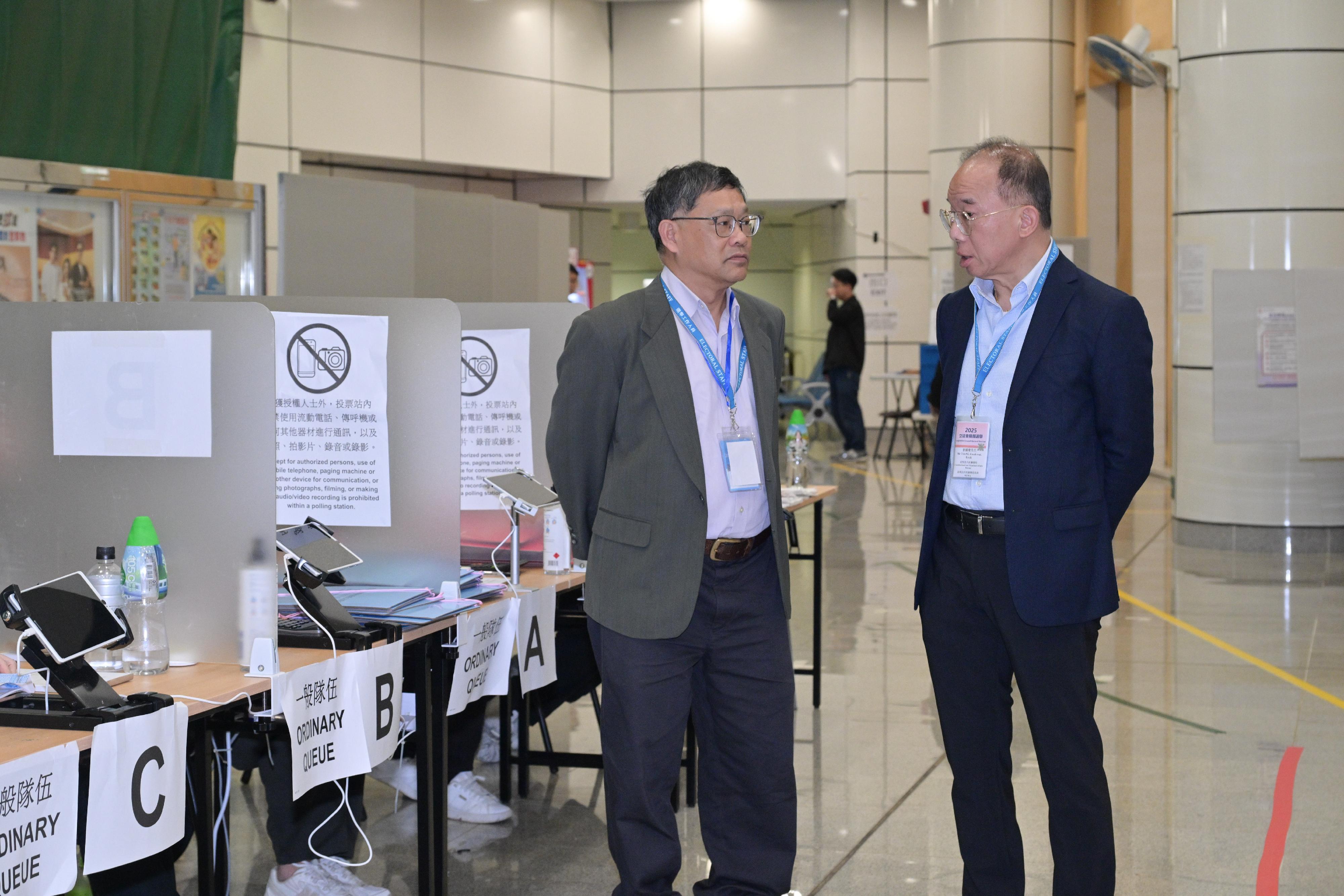 政制及内地事务局局长曾国卫（右）今日（十二月七日）巡视二○二五年立法会换届选举位于坚尼地城游泳池的一般投票站。