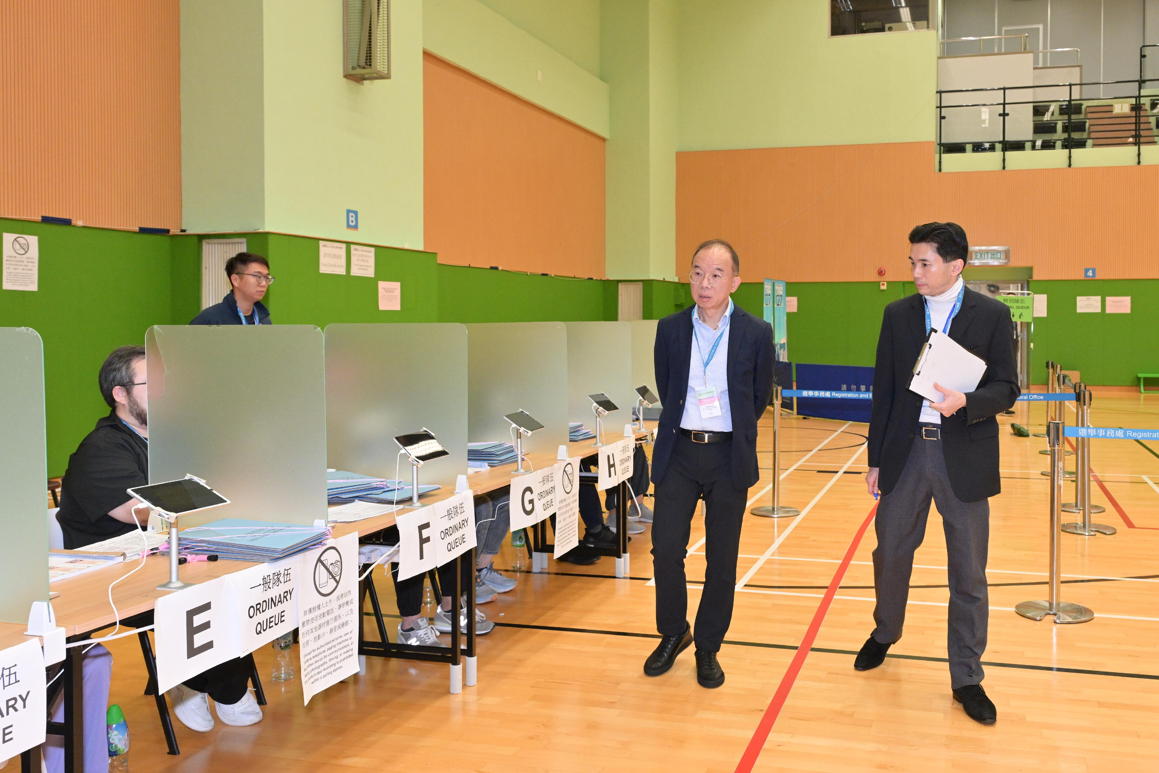 政制及内地事务局局长曾国卫（左）今日（十二月七日）巡视二○二五年立法会换届选举位于港岛东体育馆的一般投票站。
