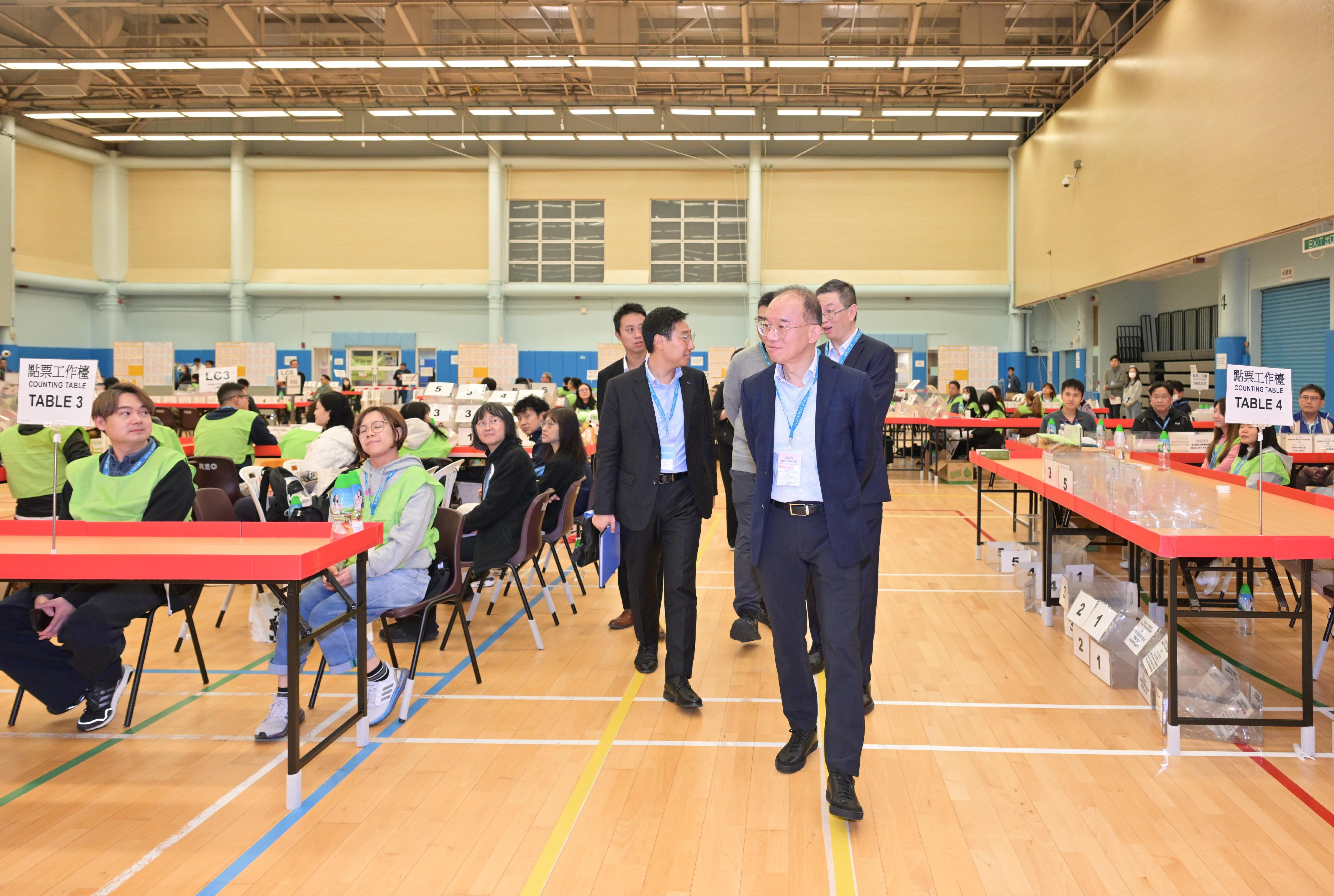 政制及内地事务局局长曾国卫（中）今日（十二月七日）在尖沙咀巡视二○二五年立法会换届选举位于九龙公园体育馆的选票分流站兼综合大点票站。